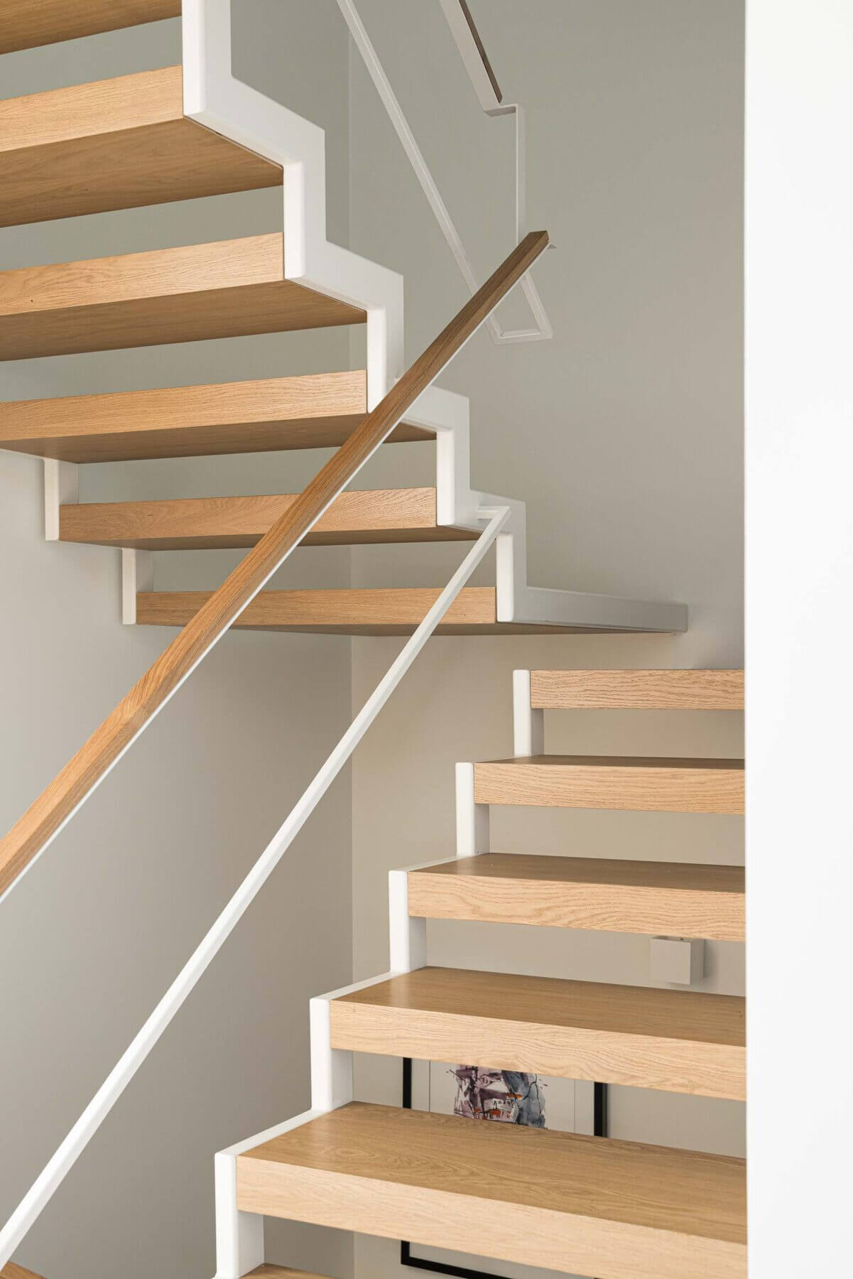 Escada: Detalhe da escada de madeira com corrimão branco, com design moderno e minimalista. — Casa Forca-Vouga arquitetura RVDM - Ricardo Vieira de Melo, arquitectos em Aveiro
