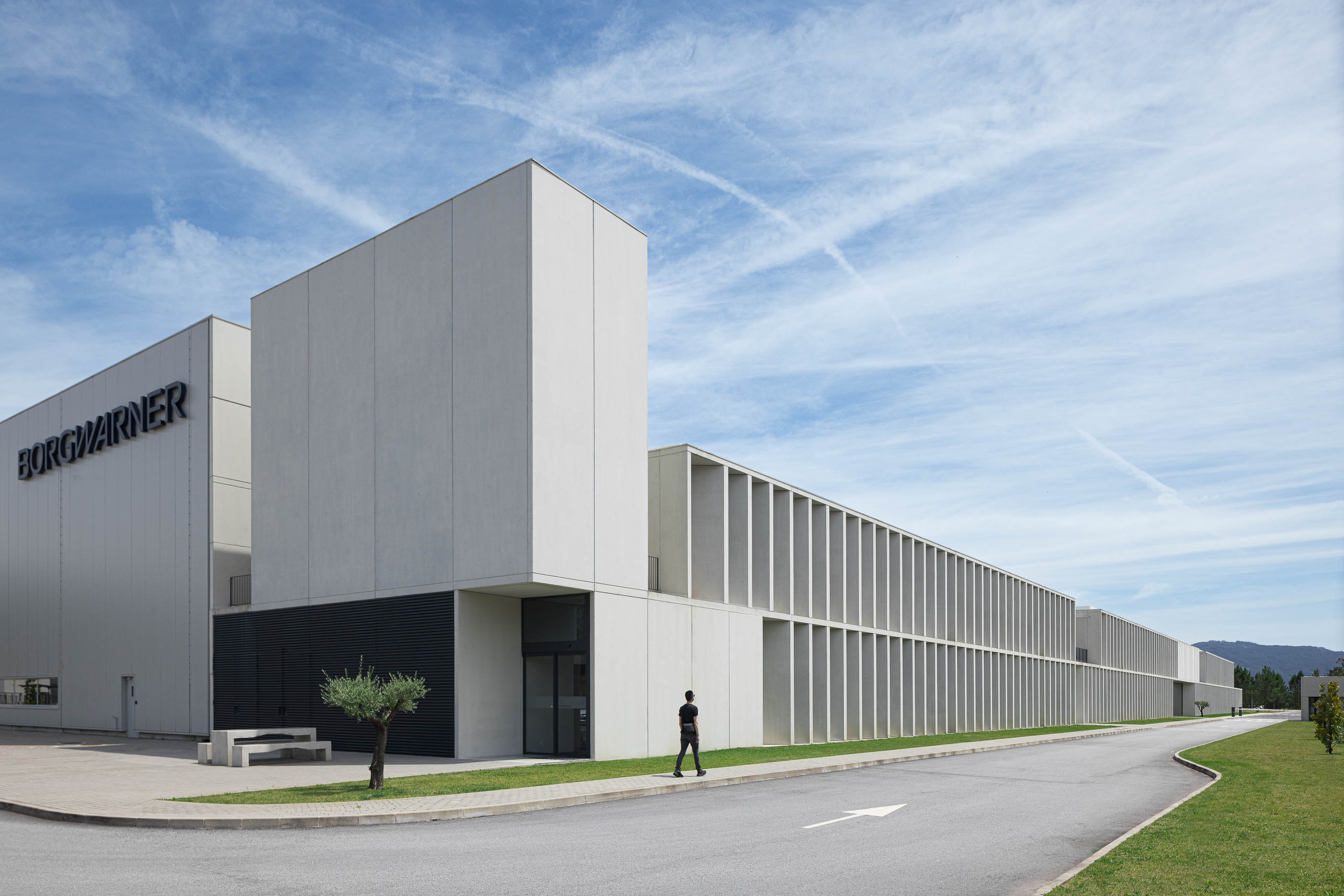 Exterior: Edifício industrial com fachada em betão e metal, com o nome "Borgwarner" visível. — BW II – Edifício Industrial em Viana do Castelo arquitetura Multiprojectus em Viana do Castelo