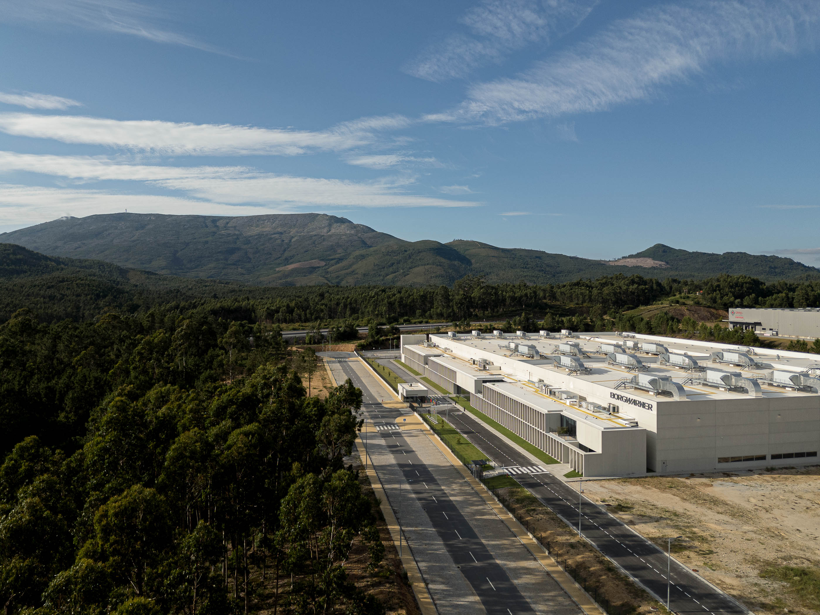 Exterior: Fachada do edifício industrial com colunas de betão e entrada principal. — BW II – Edifício Industrial em Viana do Castelo arquitetura Multiprojectus em Viana do Castelo