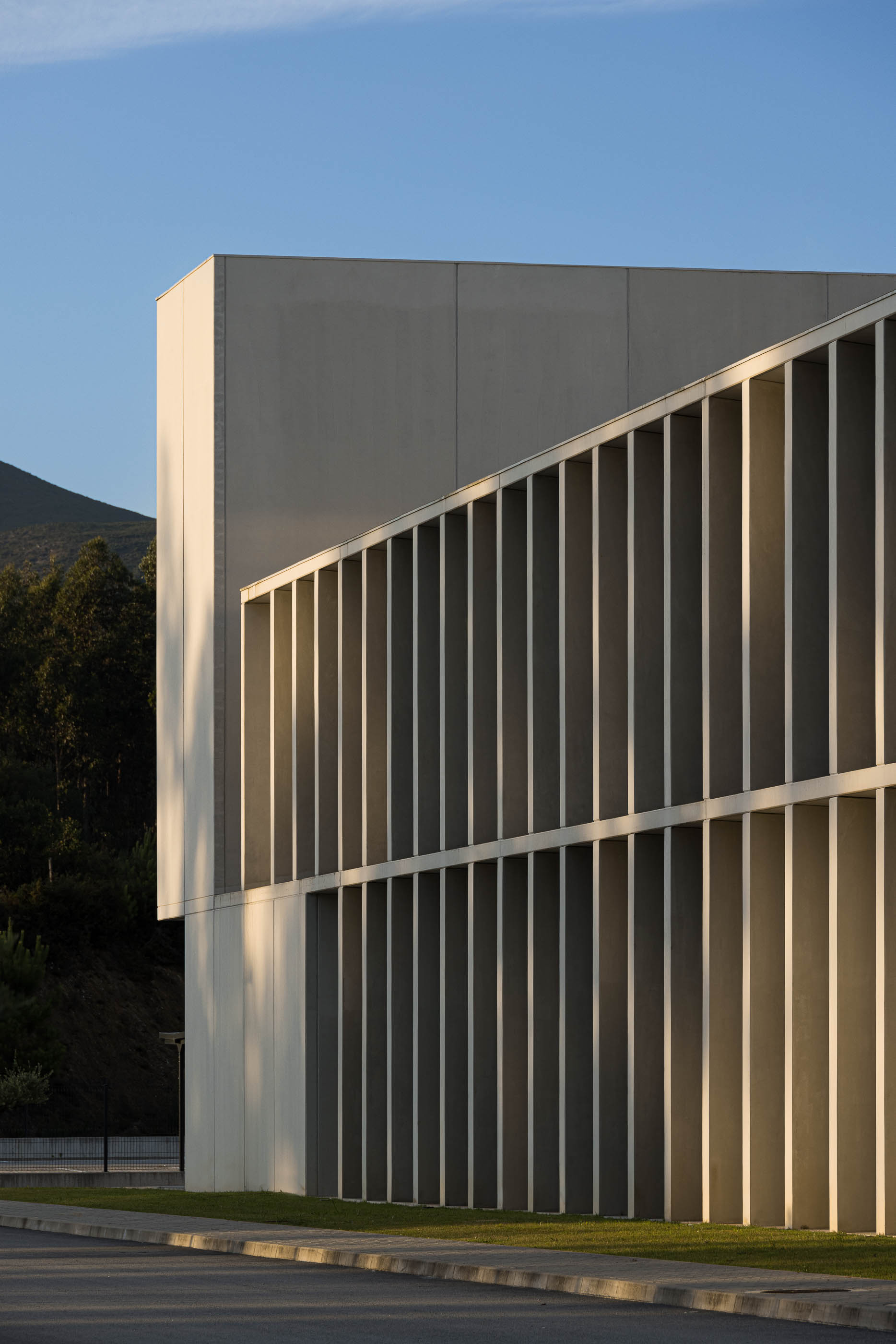 Fachada: Pormenor da fachada com colunas de betão e luz natural. — BW II – Edifício Industrial em Viana do Castelo arquitetura Multiprojectus em Viana do Castelo