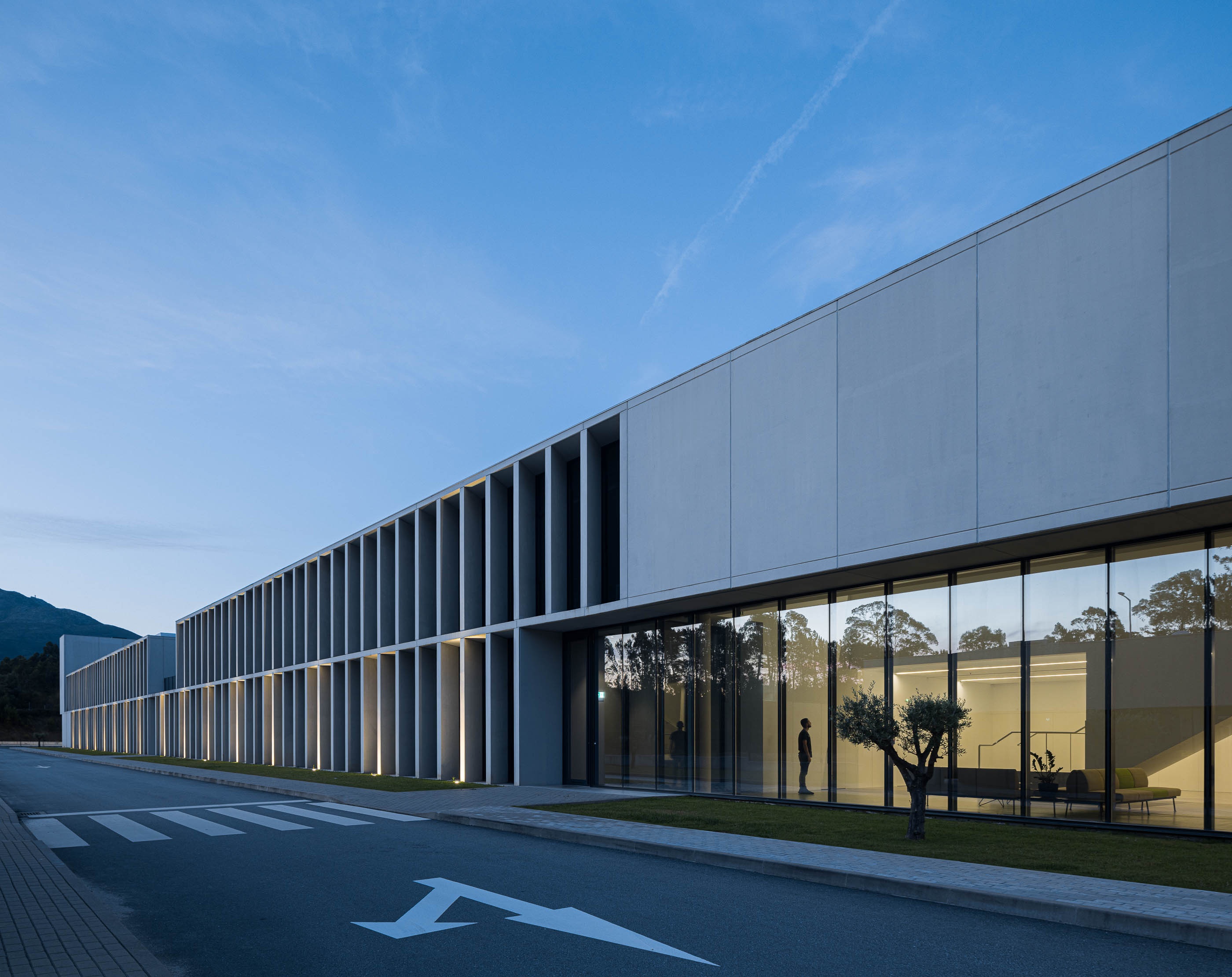 Exterior: Fachada principal do edifício industrial com colunas de betão e janelas. — BW II – Edifício Industrial em Viana do Castelo arquitetura Multiprojectus em Viana do Castelo