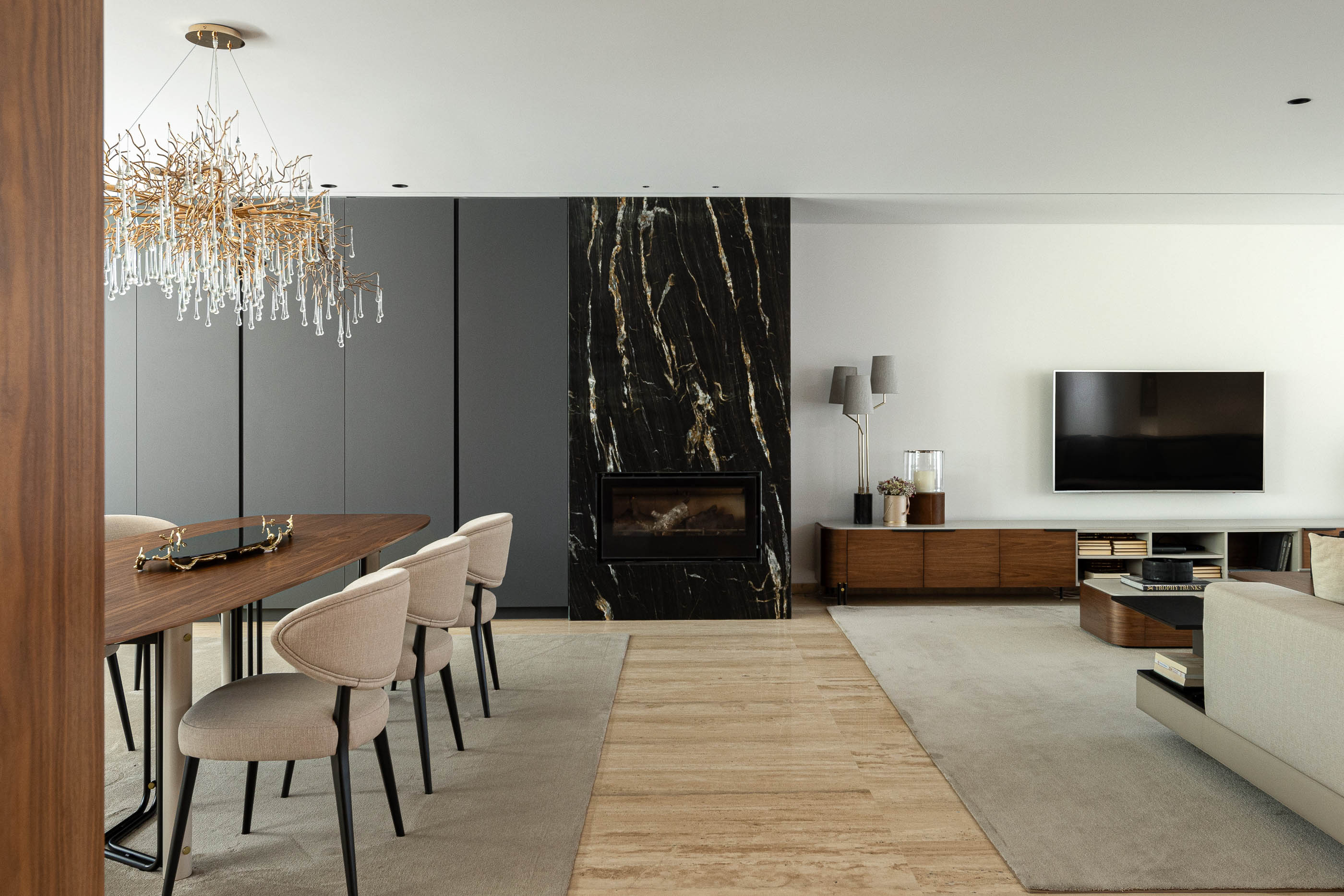 Sala de estar/jantar: Espaço amplo com sala de jantar, lareira e sala de estar. — Casa SA arquitetura Sandro Ferreira Arquitectura em Braga