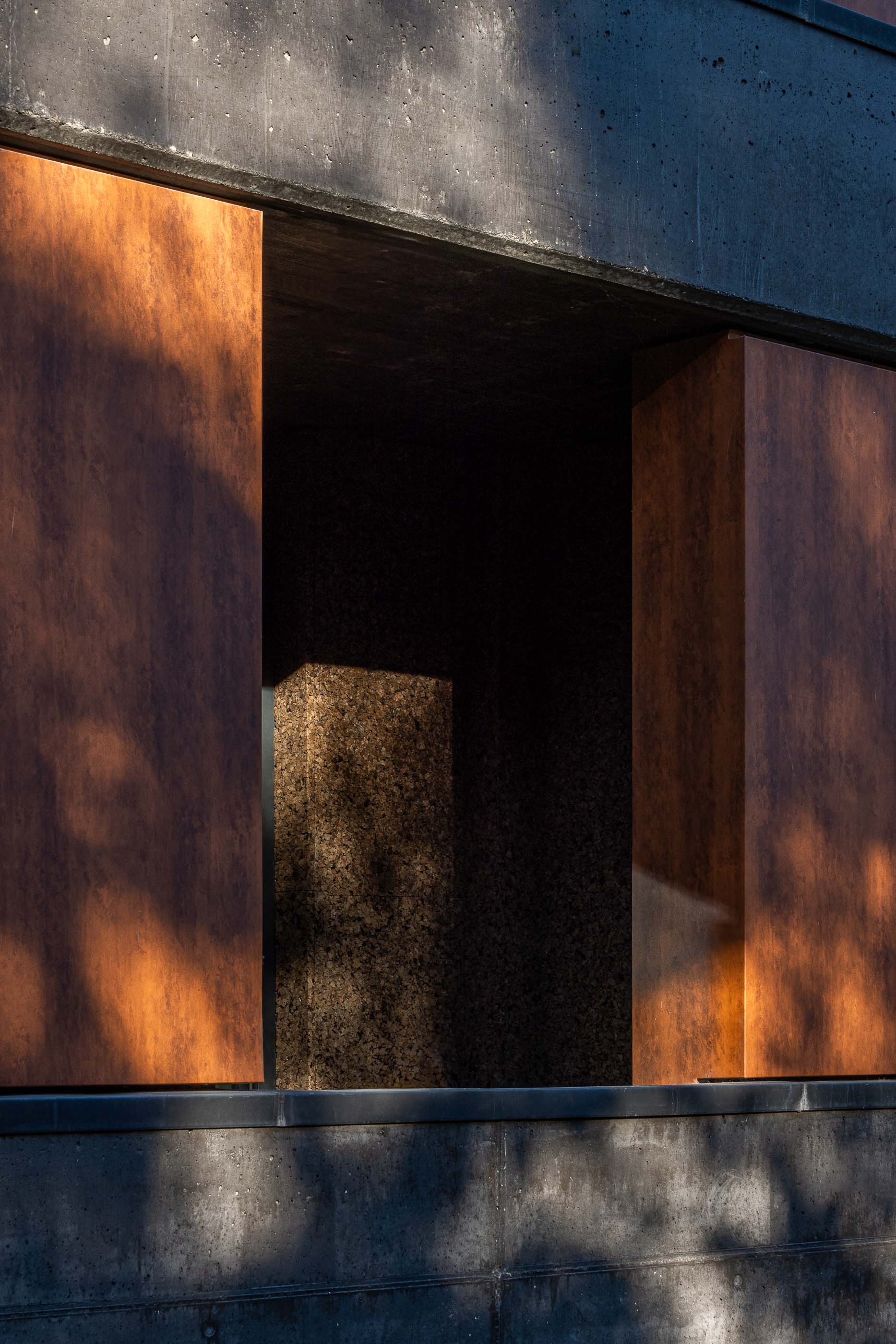 Fachada: Detalhe de janela com painéis deslizantes em cortiça e estrutura em betão aparente. — Puro Tower arquitetura Mário Alves Arquitecto em Aveiro