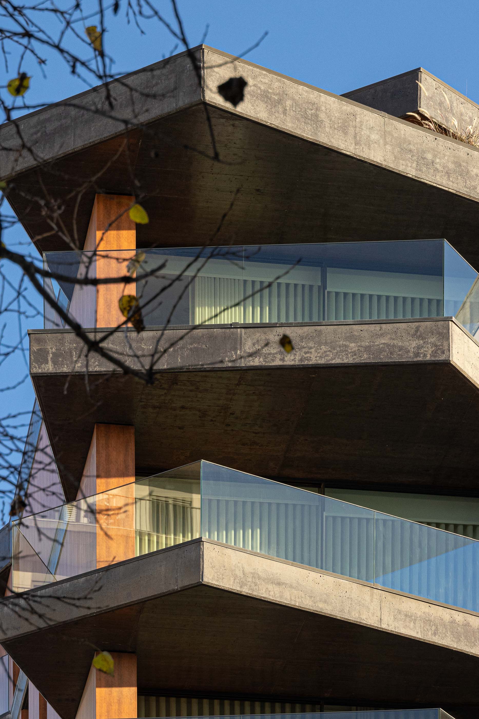 Fachada: Detalhe das varandas em betão com guardas de vidro, com revestimento exterior em madeira. — Puro Tower arquitetura Mário Alves Arquitecto em Aveiro