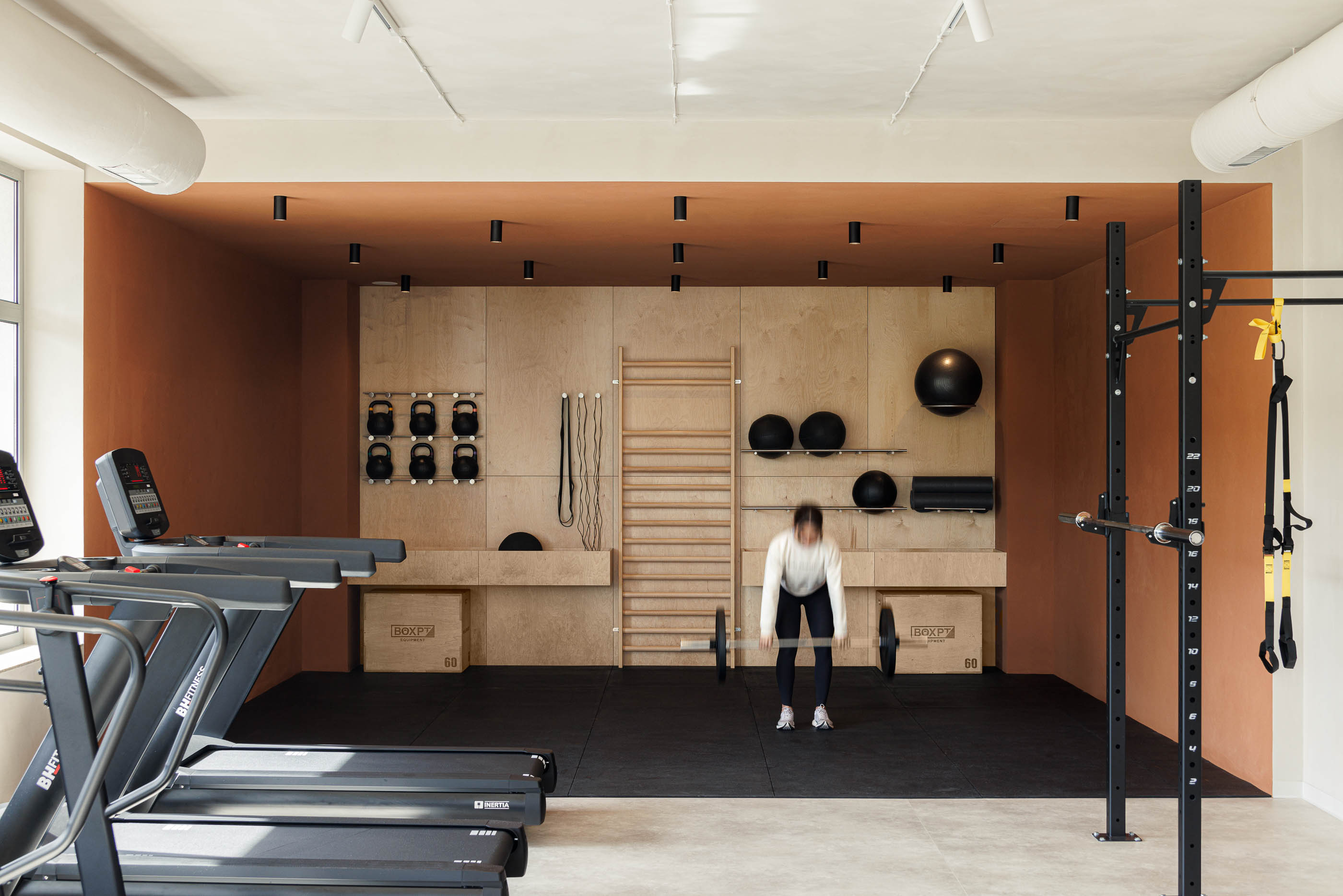 Sala de treino funcional: Equipamento diverso, parede em contraplacado, pavimento em borracha preta. — Level Private Gym arquitetura stu.dere em Penafiel