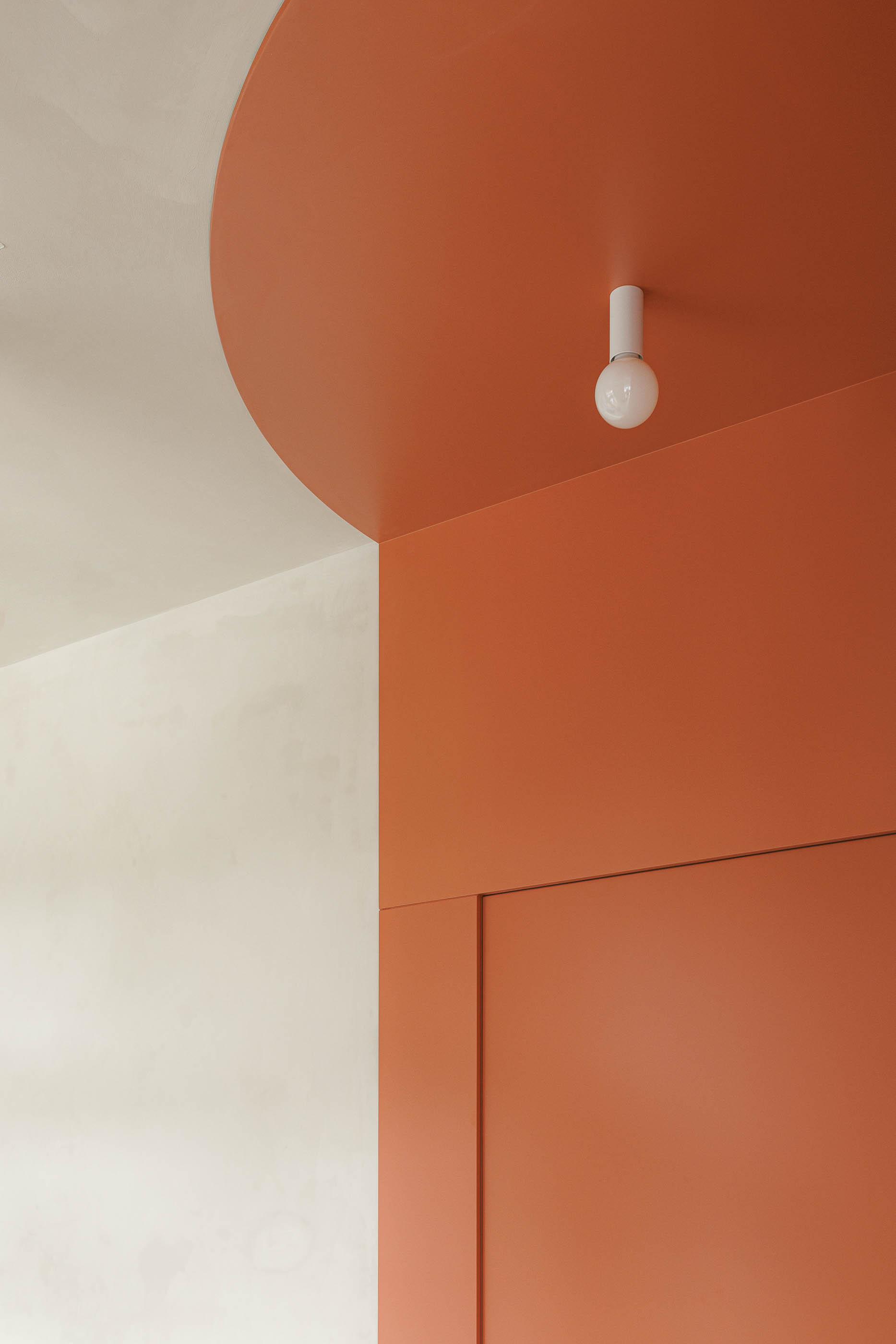 Entrada: Porta cor de tijolo, sinalética "Level Private Gym", azulejos brancos com juntas cor de laranja. — Level Private Gym arquitetura stu.dere em Penafiel