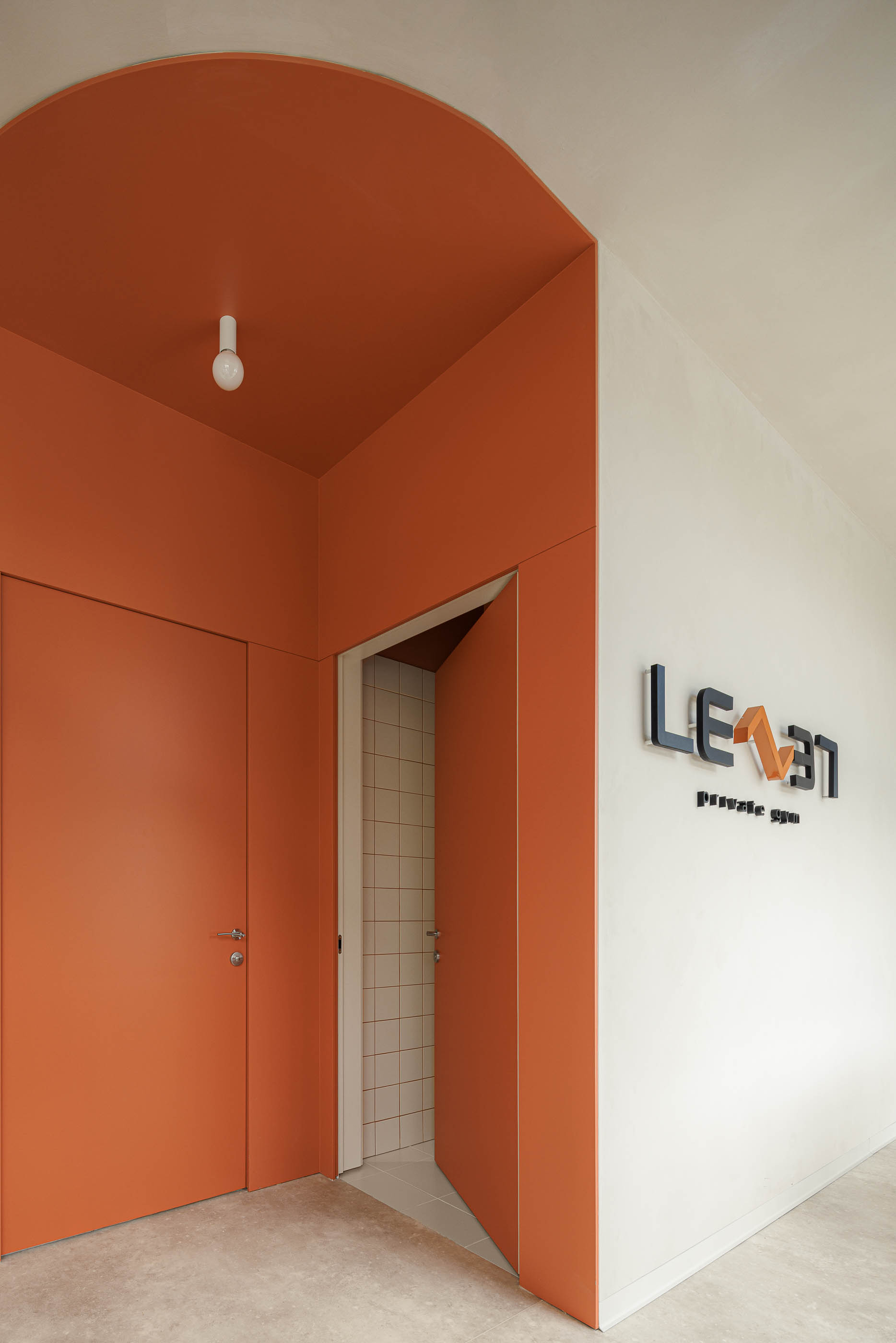 Detalhe: Canto de parede com acabamento neutro e minimalista. — Level Private Gym arquitetura stu.dere em Penafiel