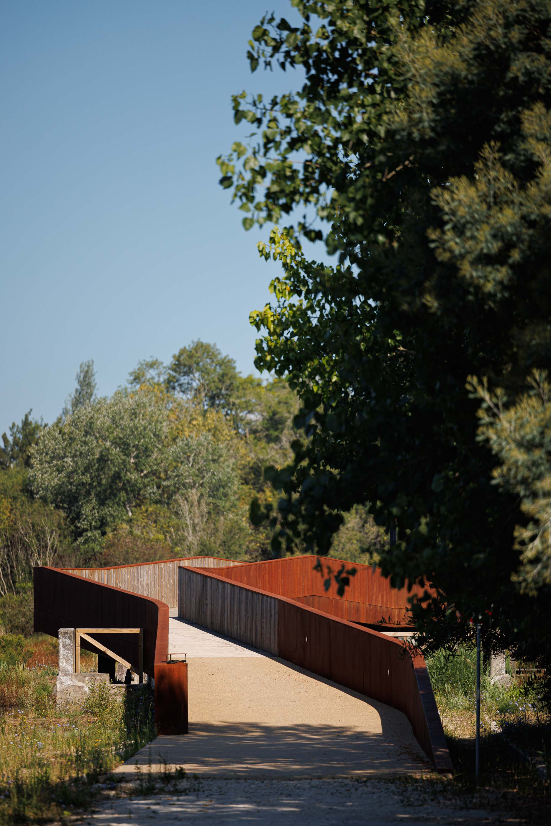 Ponte: Detalhe de um elemento em aço corten na entrada da ponte, com suporte para bicicletas. — Requalificação da antiga Ponte da Fareja arquitetura Rómulo Neto Arquitectos em Aveiro