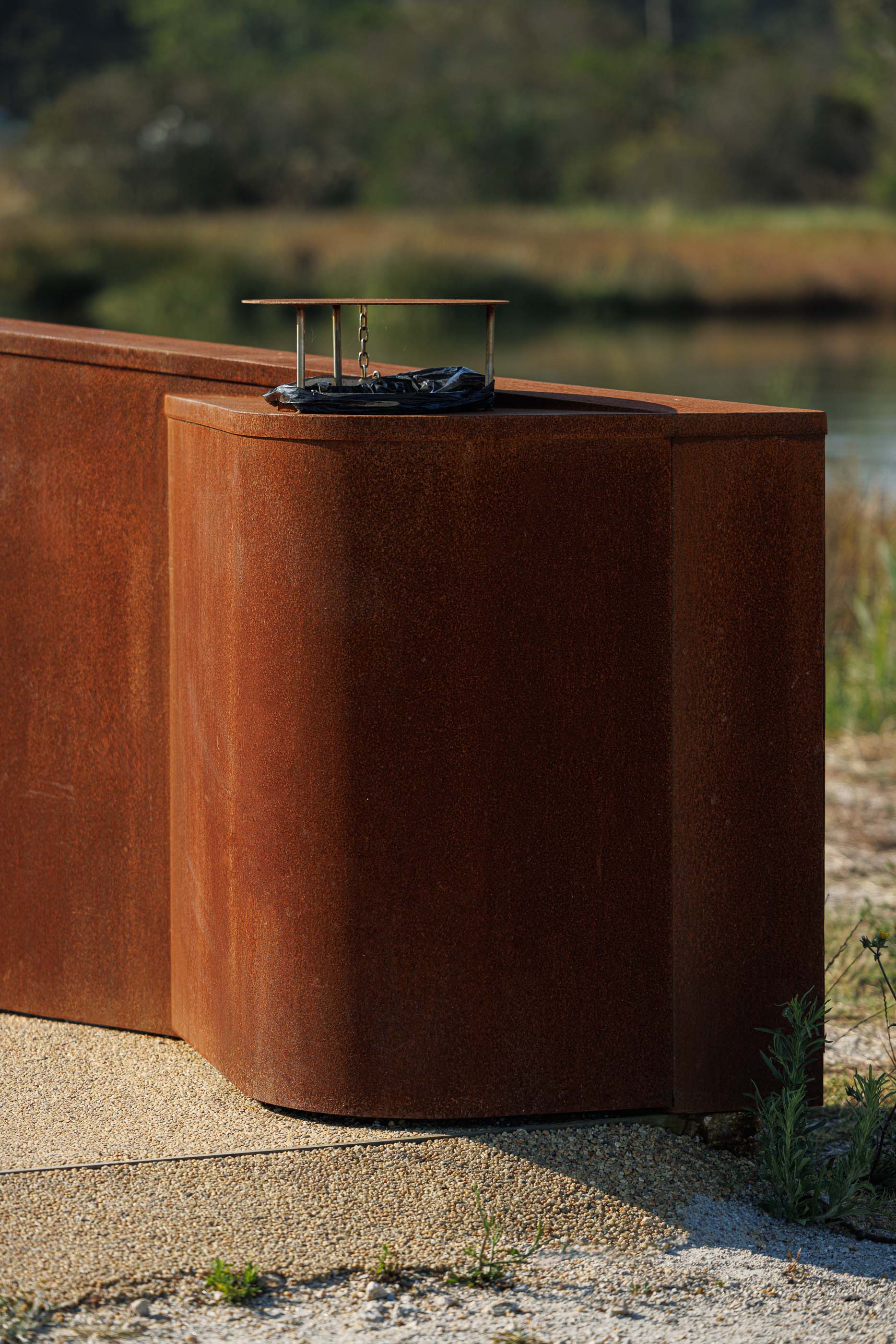 Ponte: Vista frontal da ponte, com a sua estrutura em aço corten a contrastar com a paisagem. — Requalificação da antiga Ponte da Fareja arquitetura Rómulo Neto Arquitectos em Aveiro