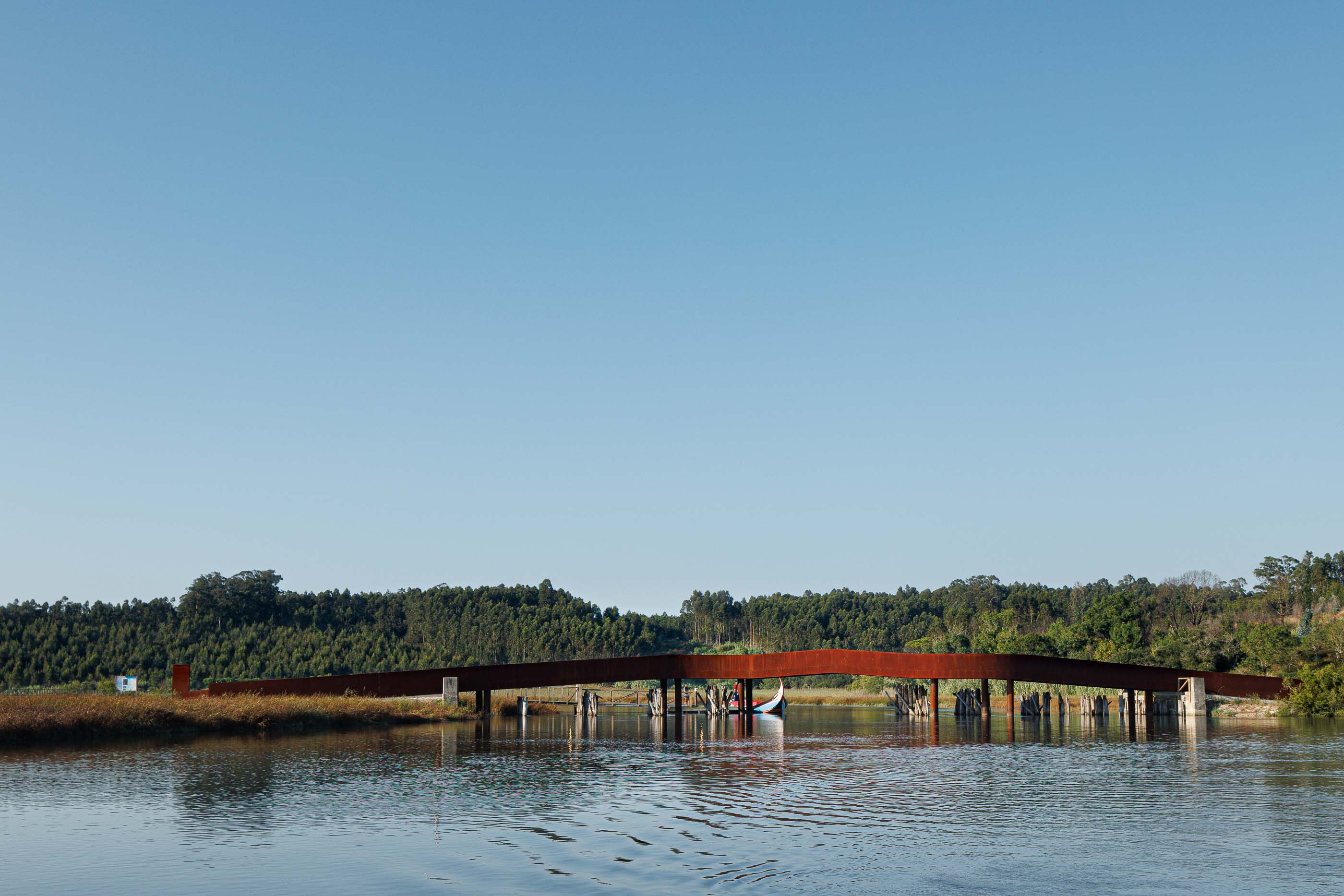 Ponte: Crianças a observar a paisagem da ponte, com a estrutura em aço corten e pilares de madeira. — Requalificação da antiga Ponte da Fareja arquitetura Rómulo Neto Arquitectos em Aveiro