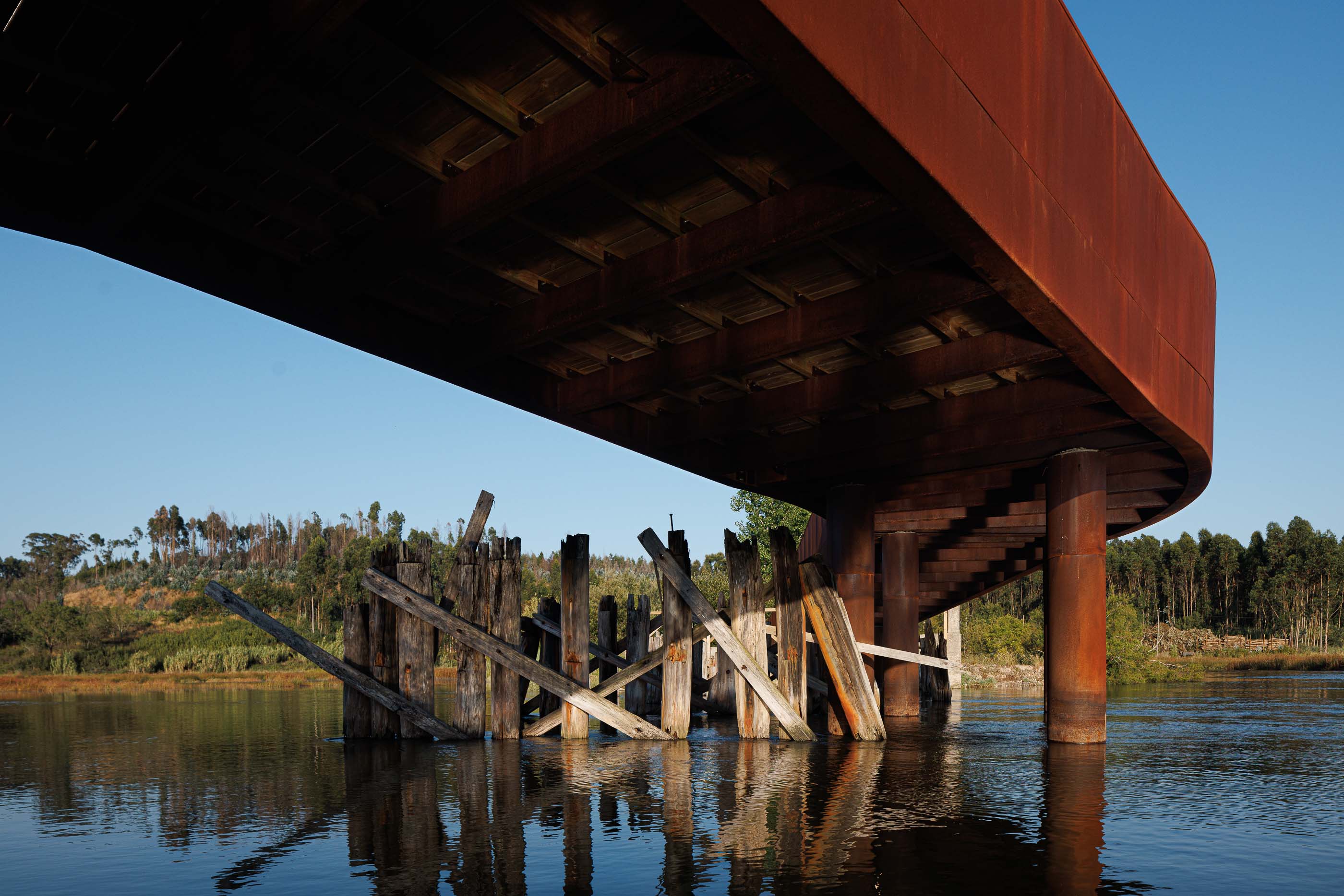 Ponte: Painel informativo em aço corten com detalhes históricos e arquitetónicos da ponte. — Requalificação da antiga Ponte da Fareja arquitetura Rómulo Neto Arquitectos em Aveiro