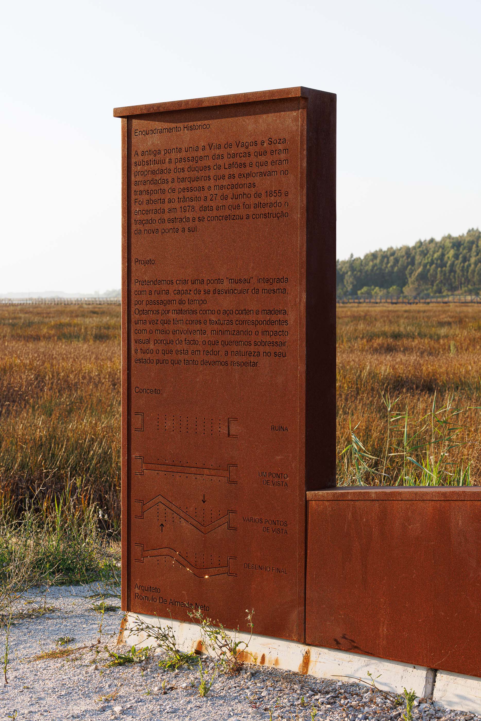 Ponte: Vista inferior da ponte, mostrando os pilares em aço corten e os restos da estrutura antiga. — Requalificação da antiga Ponte da Fareja arquitetura Rómulo Neto Arquitectos em Aveiro