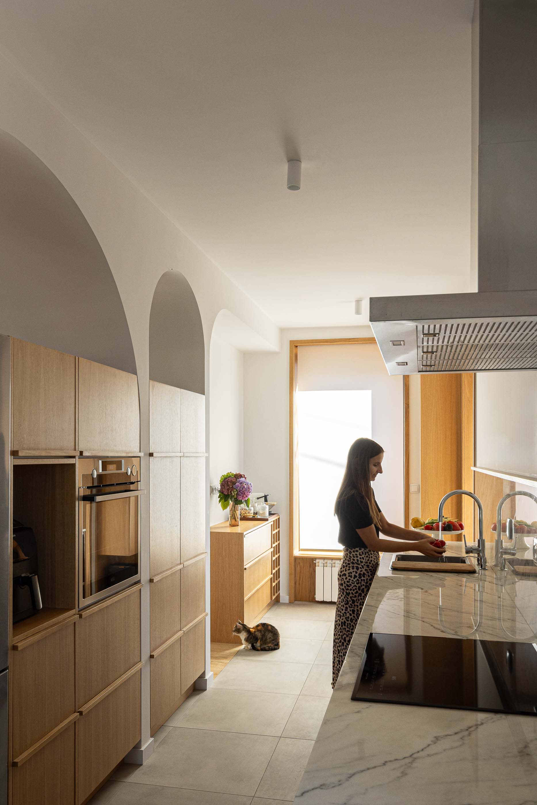 Cozinha: Cozinha com armários em madeira, bancada em mármore e lavatório em inox. — Casa Arco arquitetura Tiago Sousa Arquitecto em Paredes de Coura