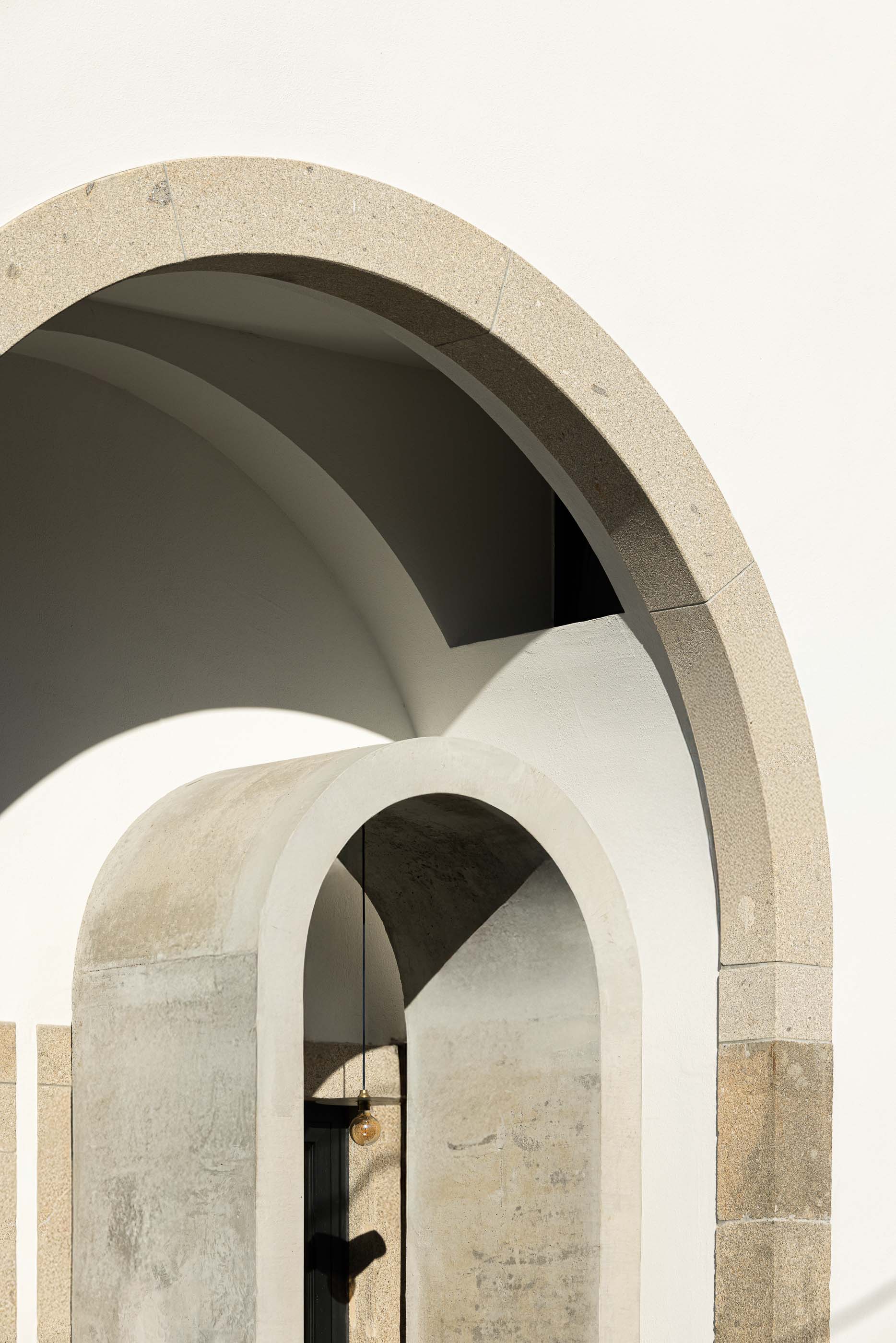 Entrada: Detalhe da entrada principal com arcos em pedra. — Casa Arco arquitetura Tiago Sousa Arquitecto em Paredes de Coura
