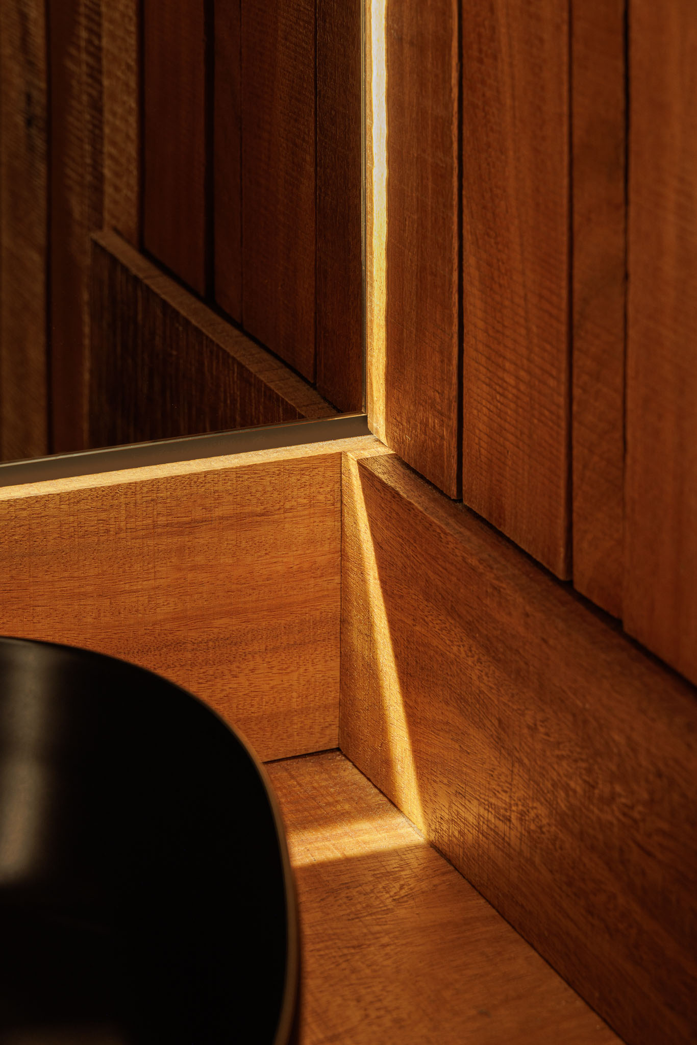 Casa de banho: Detalhe do lavatório preto, bancada de madeira e revestimento em madeira. — Restaurante Izakaya Matsuri arquitetura Ferreira Arquitetos em Aveiro