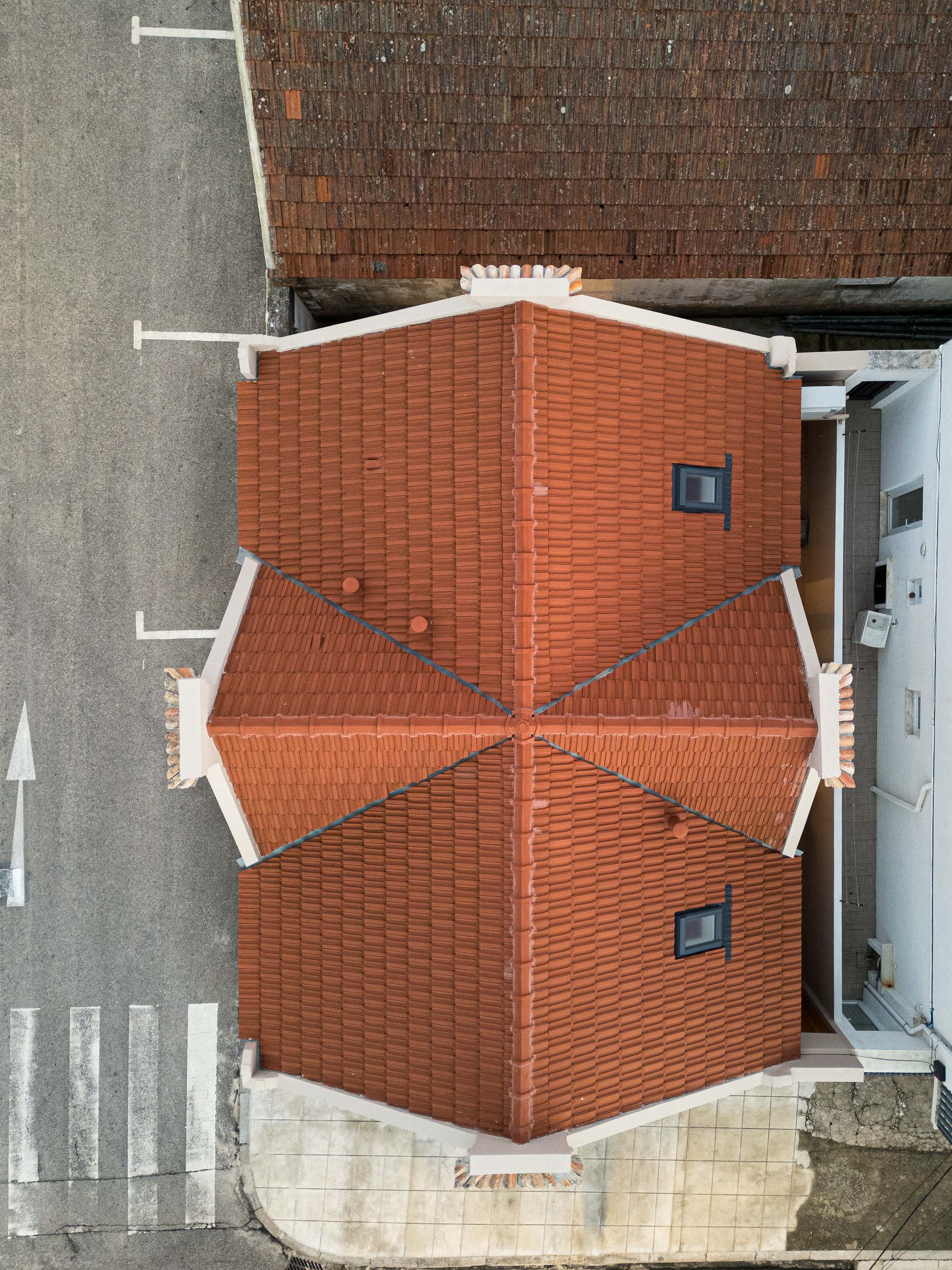 Exterior: Vista de cima do telhado de telha vermelha da casa, com detalhes arquitetónicos tradicionais. — Casa Clara arquitetura M2Senos Arquitectos em Ílhavo