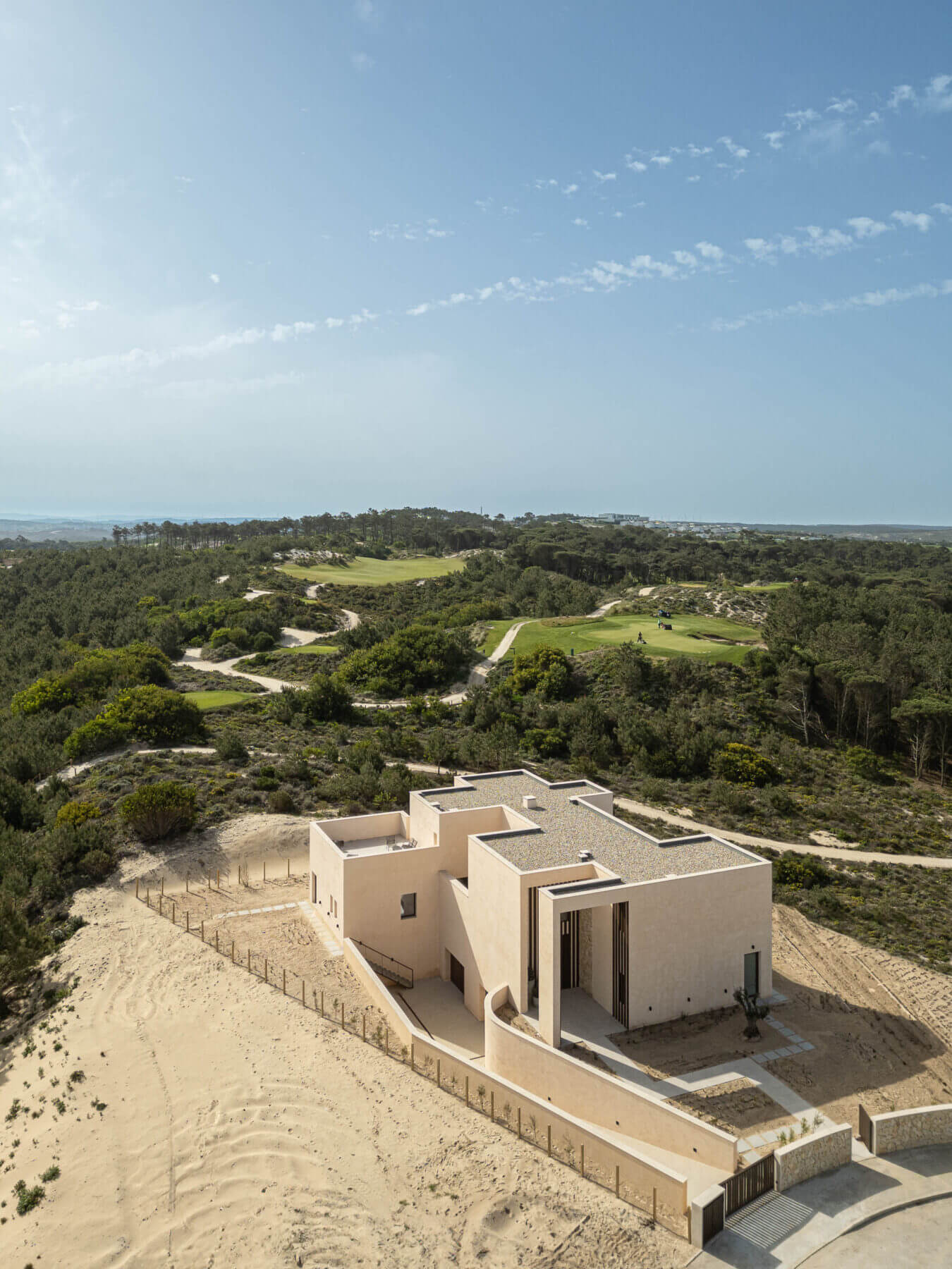 Exterior: Vista aérea da moradia integrada na paisagem, com campo de golfe ao fundo. — Parada das Estrelas arquitetura Solano Soto Architecture Studio em Óbidos