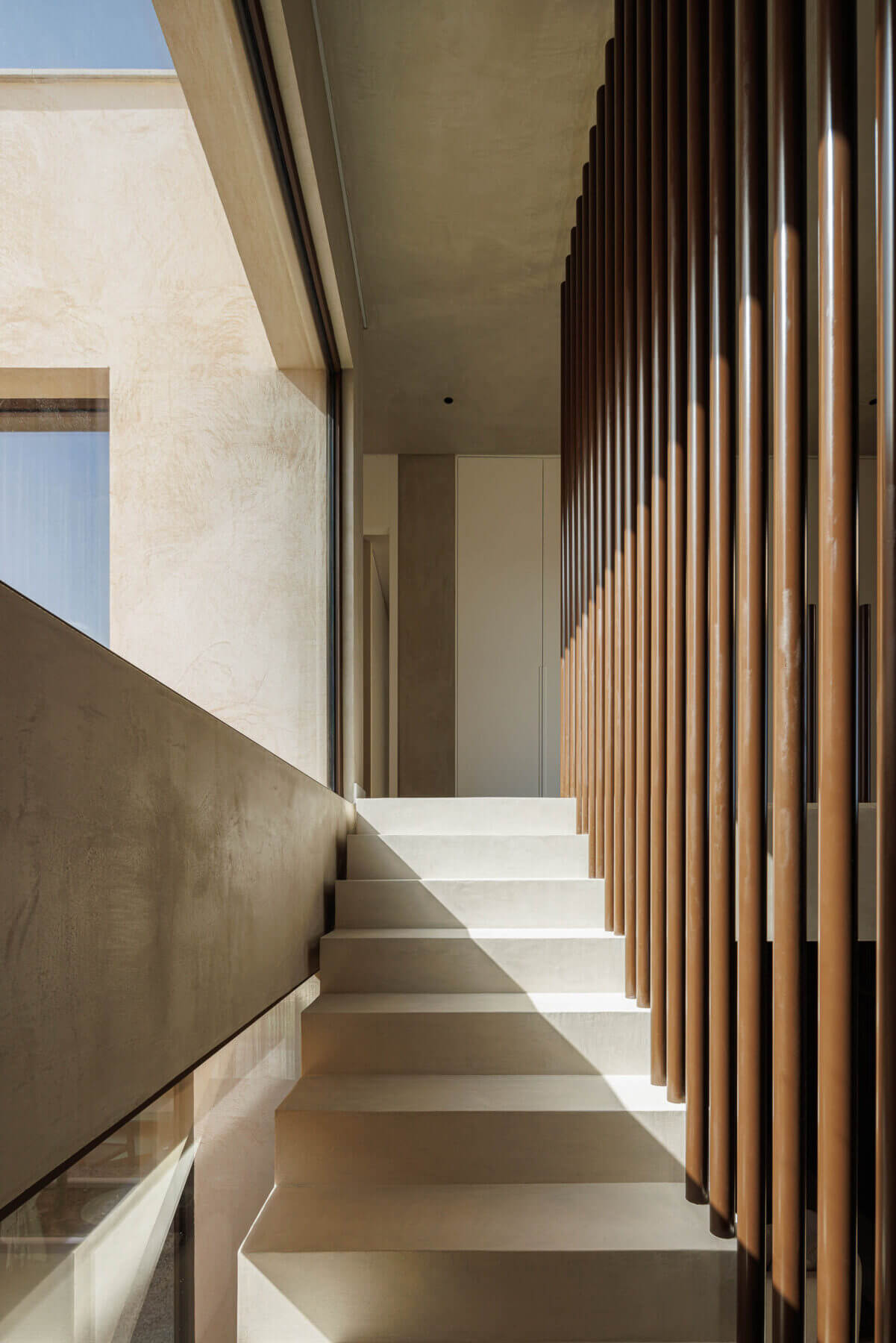 Escada: Degraus flutuantes em betão, guardas em vidro e ripas verticais de madeira. — Parada das Estrelas arquitetura Solano Soto Architecture Studio em Óbidos