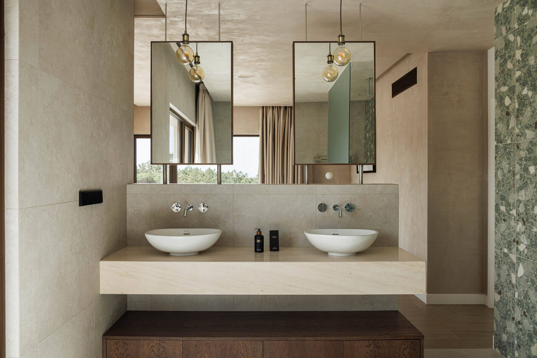 Casa de banho: Lavatório duplo com espelhos retangulares e revestimento em mosaico verde. — Parada das Estrelas arquitetura Solano Soto Architecture Studio em Óbidos
