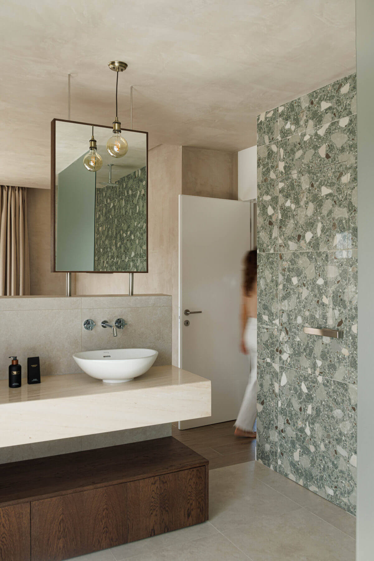 Casa de banho: Lavatório com espelho, bancada em pedra e revestimento em mosaico. — Parada das Estrelas arquitetura Solano Soto Architecture Studio em Óbidos