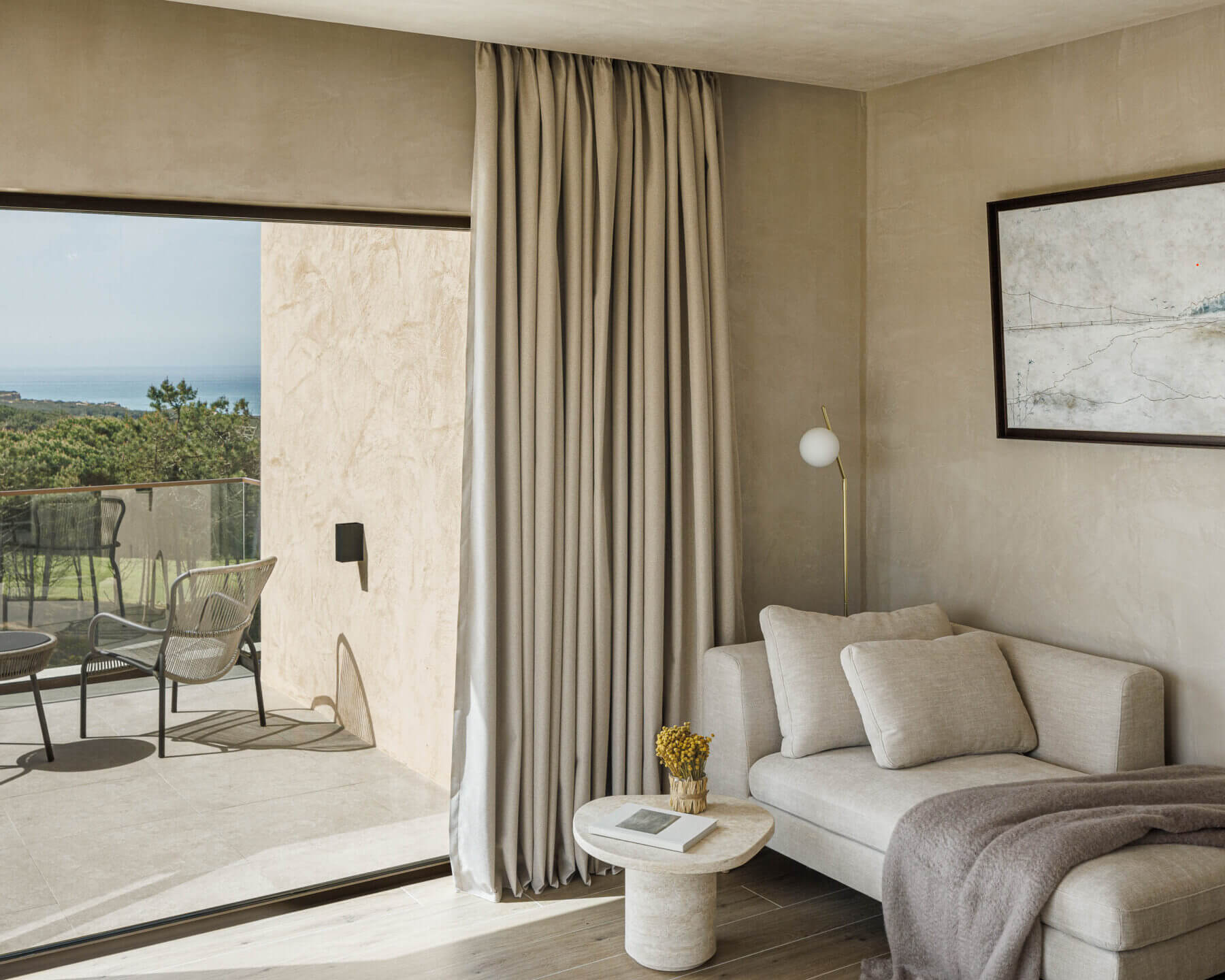 Quarto: Sofá, mesa de apoio e varanda com vista para a natureza. — Parada das Estrelas arquitetura Solano Soto Architecture Studio em Óbidos