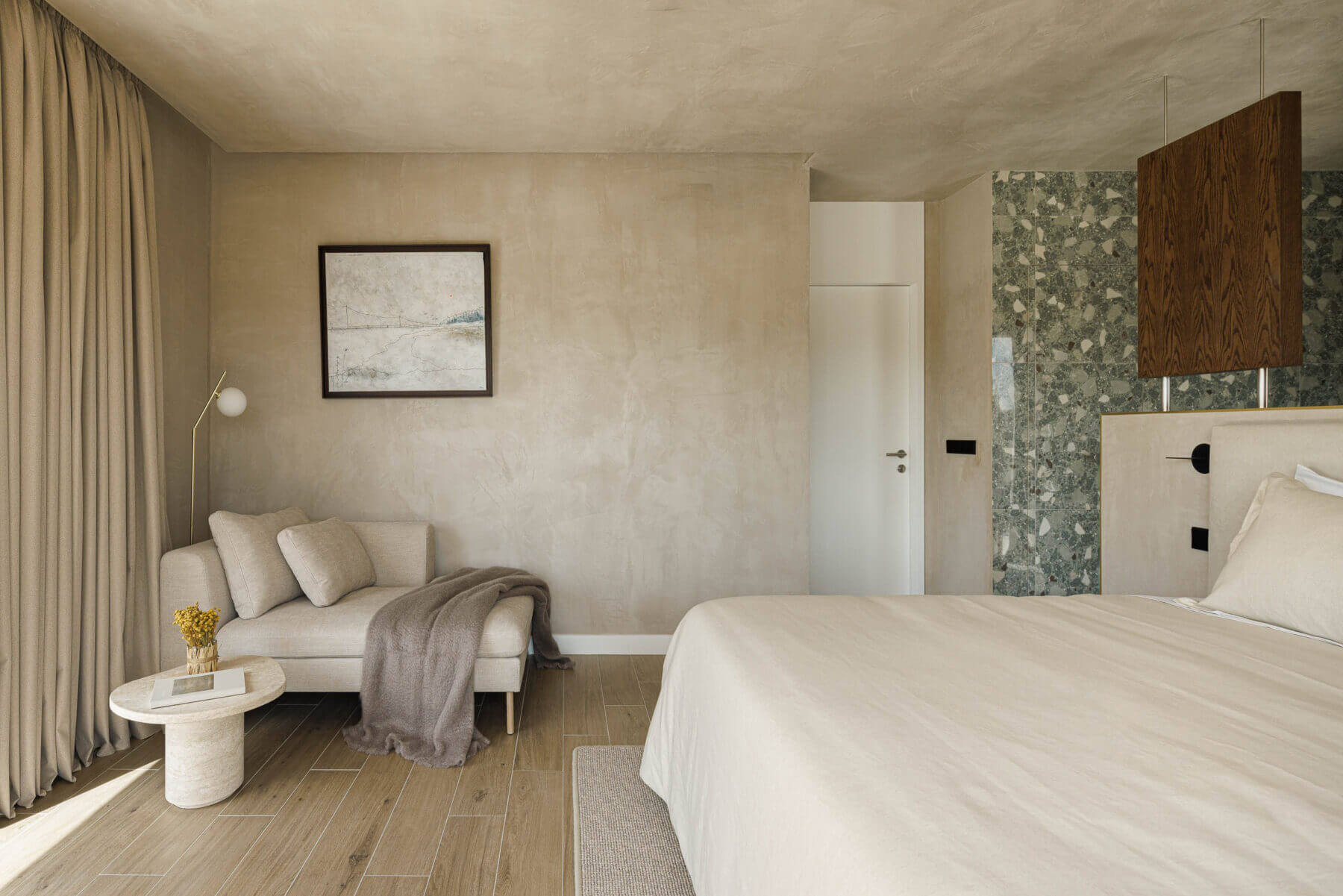 Quarto: Cama de casal, sofá, candeeiro de pé e casa de banho com mosaico. — Parada das Estrelas arquitetura Solano Soto Architecture Studio em Óbidos