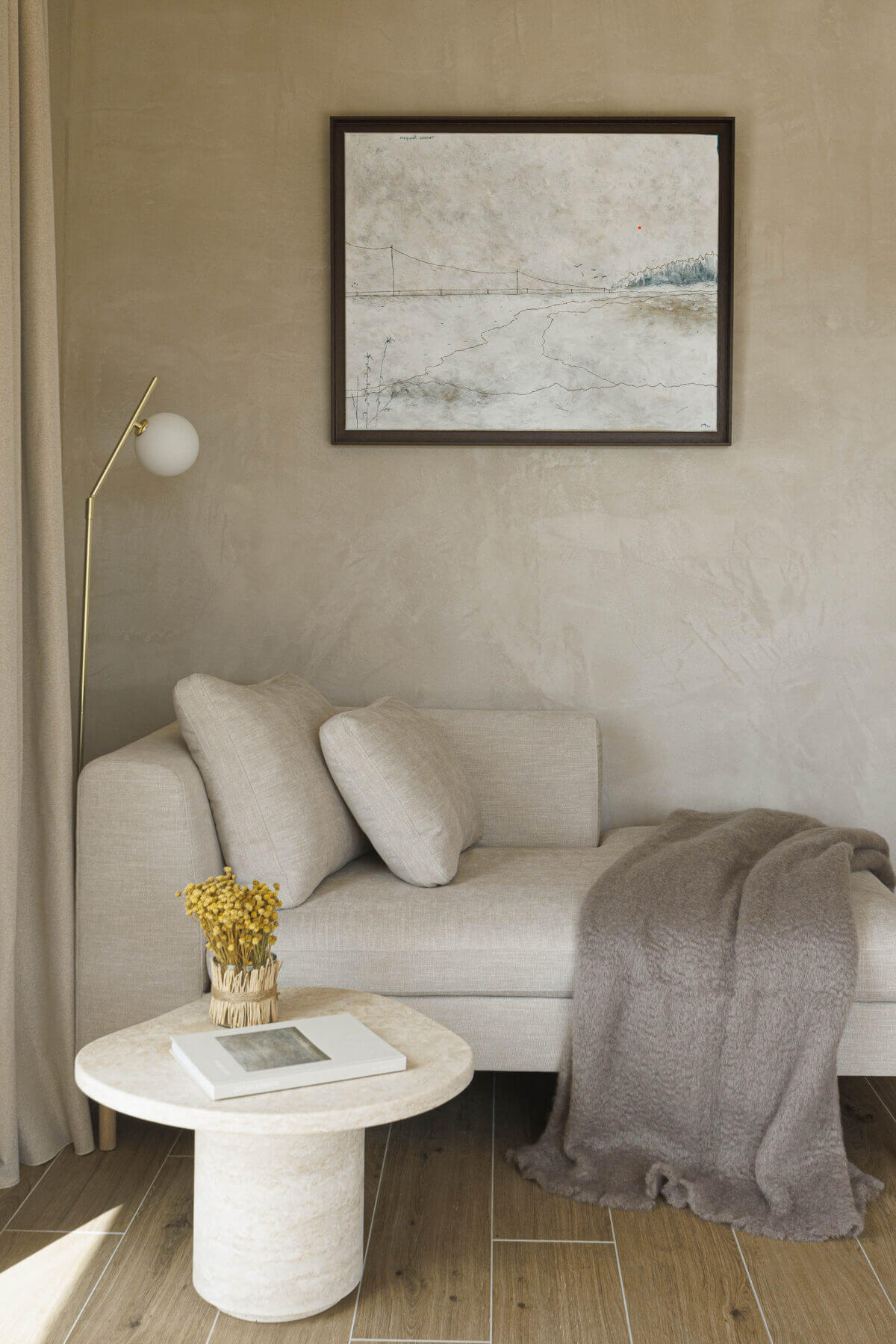 Quarto: Detalhe do sofá com almofadas, candeeiro de pé e mesa de apoio redonda. — Parada das Estrelas arquitetura Solano Soto Architecture Studio em Óbidos