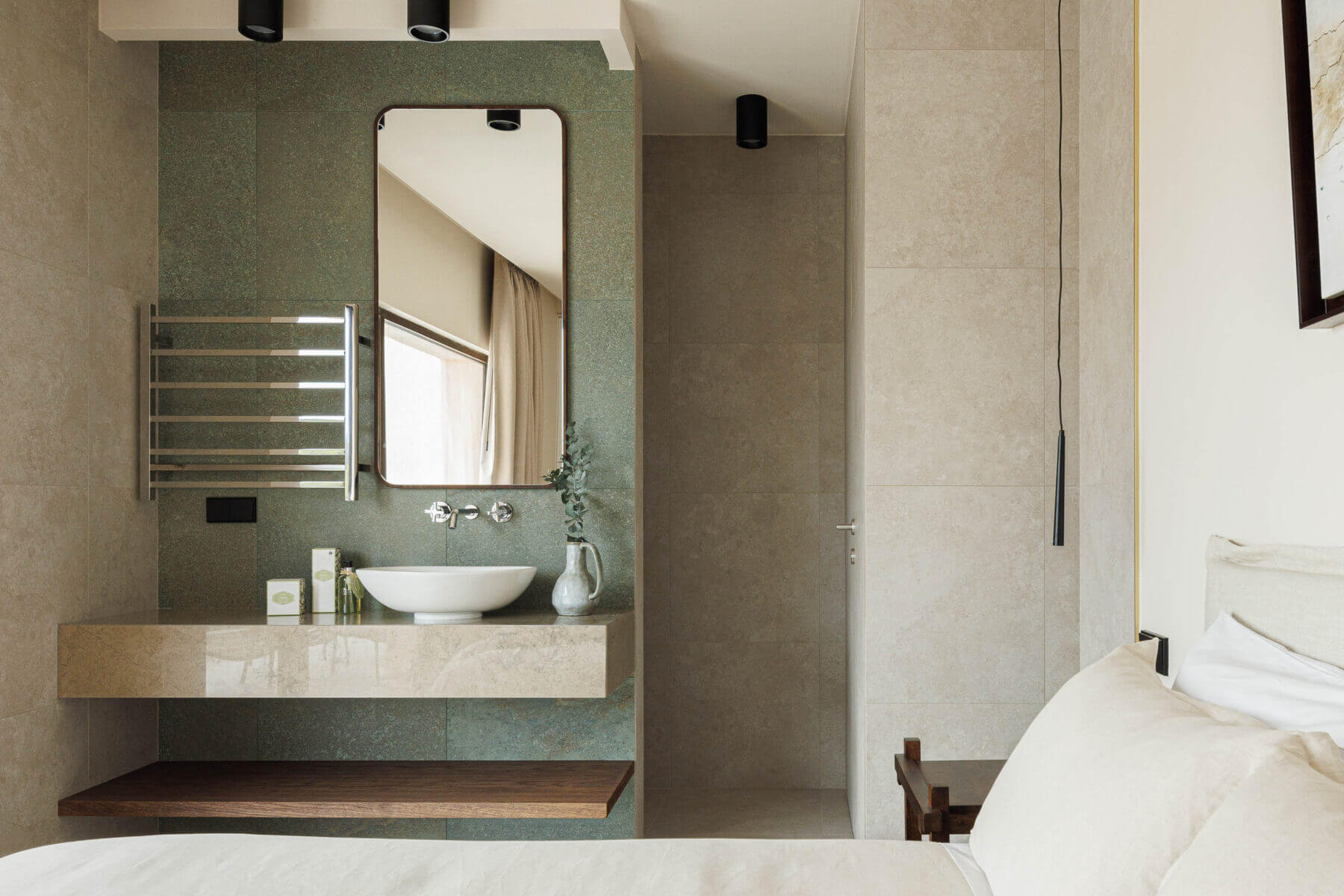 Casa de banho: Lavatório com espelho retangular e radiador de toalhas cromado. — Parada das Estrelas arquitetura Solano Soto Architecture Studio em Óbidos
