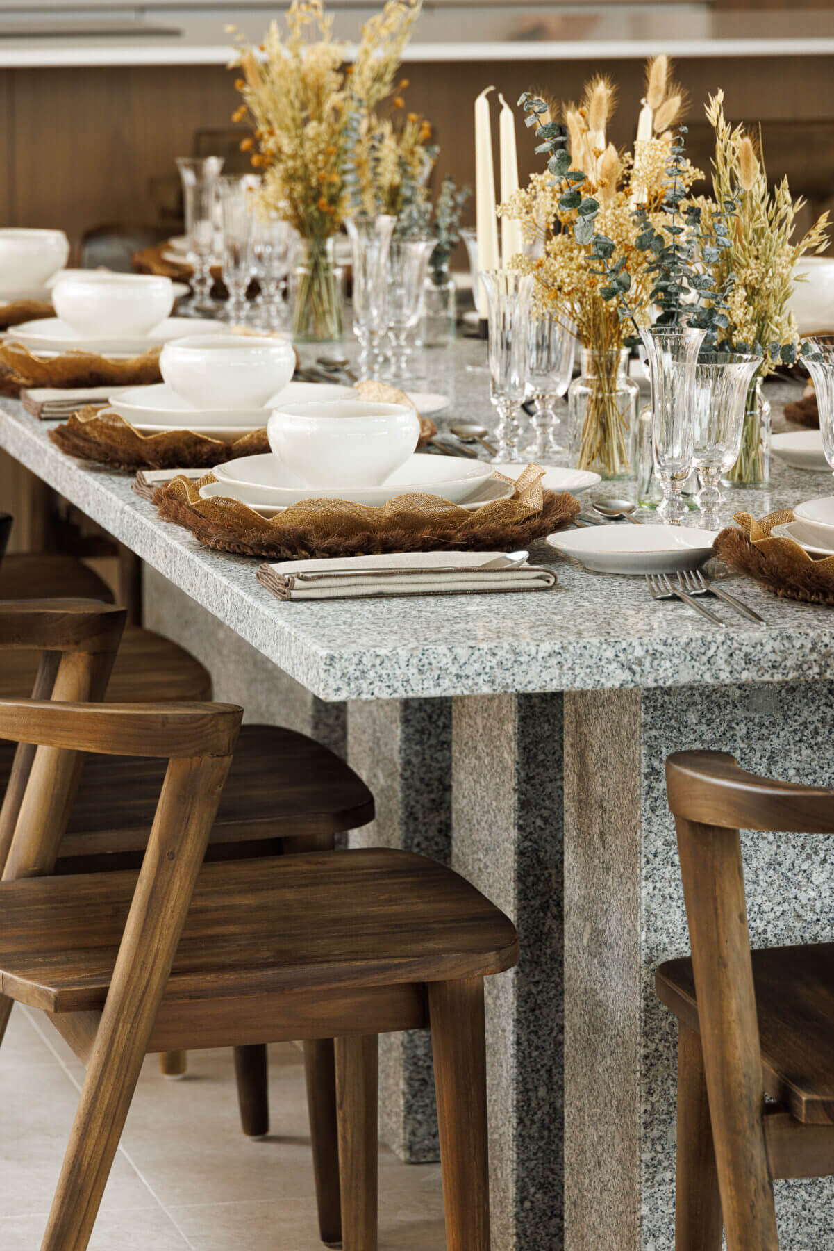 Sala de jantar: Mesa em pedra com cadeiras de madeira e arranjos florais. — Parada das Estrelas arquitetura Solano Soto Architecture Studio em Óbidos