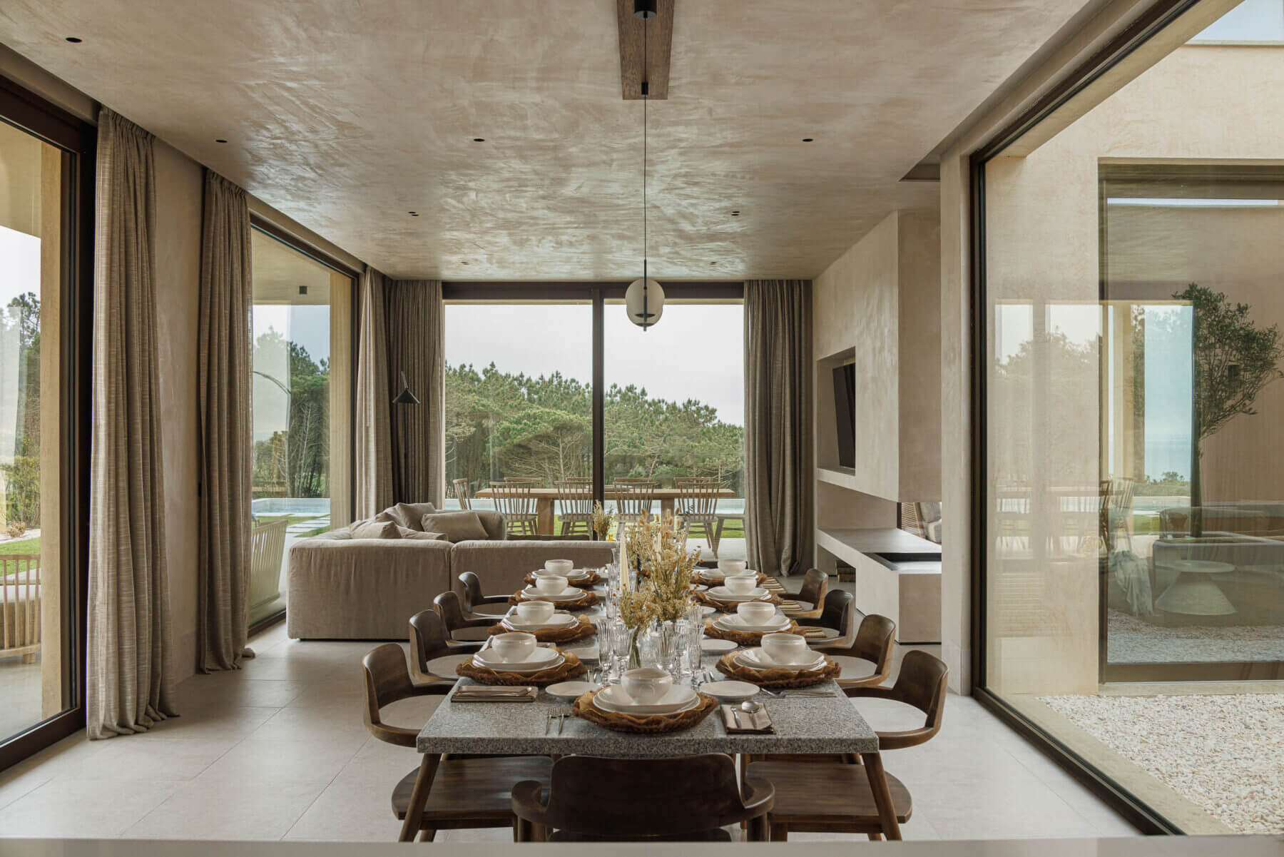 Sala de jantar: Mesa de jantar com vista para a sala de estar e para o exterior. — Parada das Estrelas arquitetura Solano Soto Architecture Studio em Óbidos