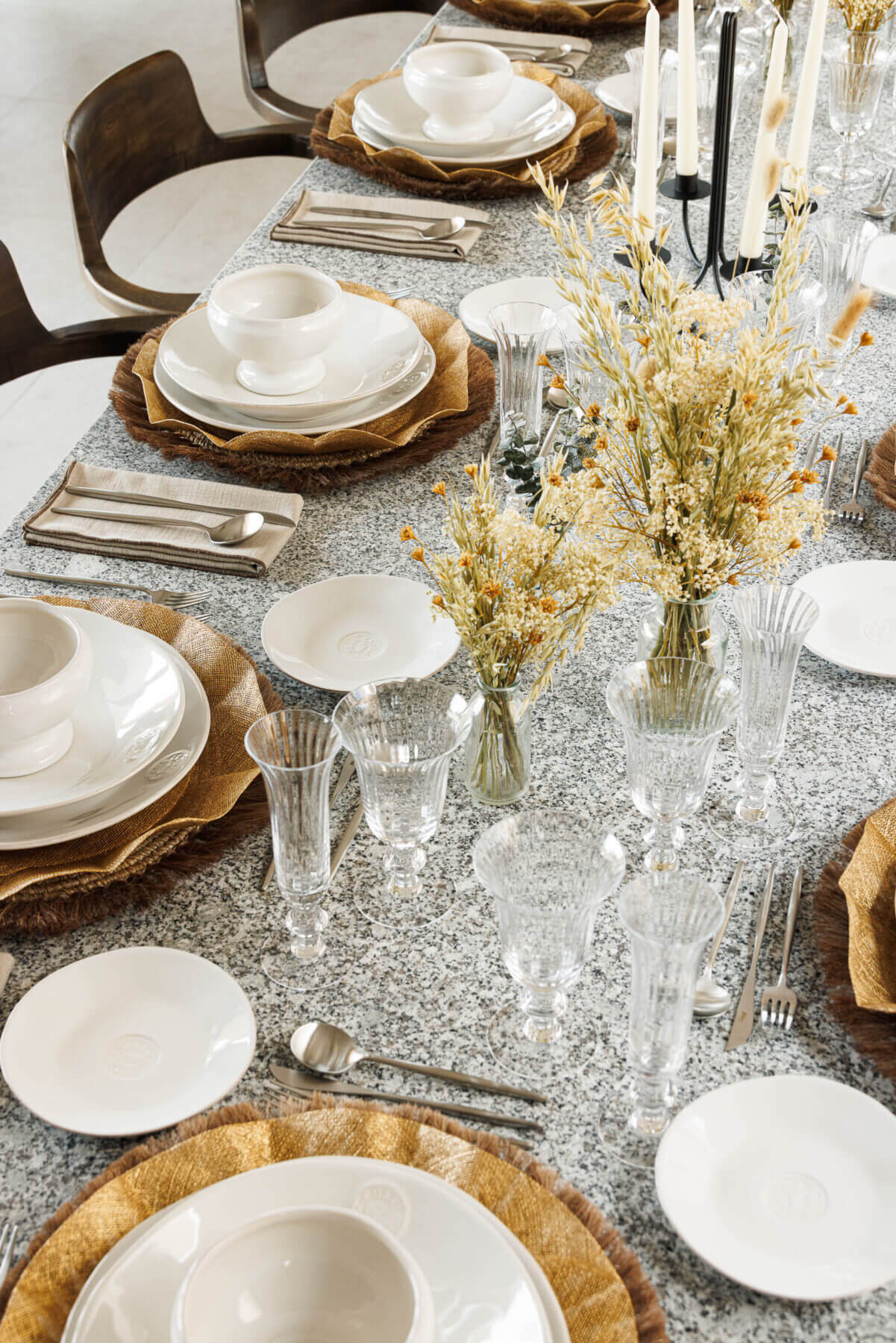 Sala de jantar: Detalhe da mesa de jantar com louça branca e arranjos florais. — Parada das Estrelas arquitetura Solano Soto Architecture Studio em Óbidos