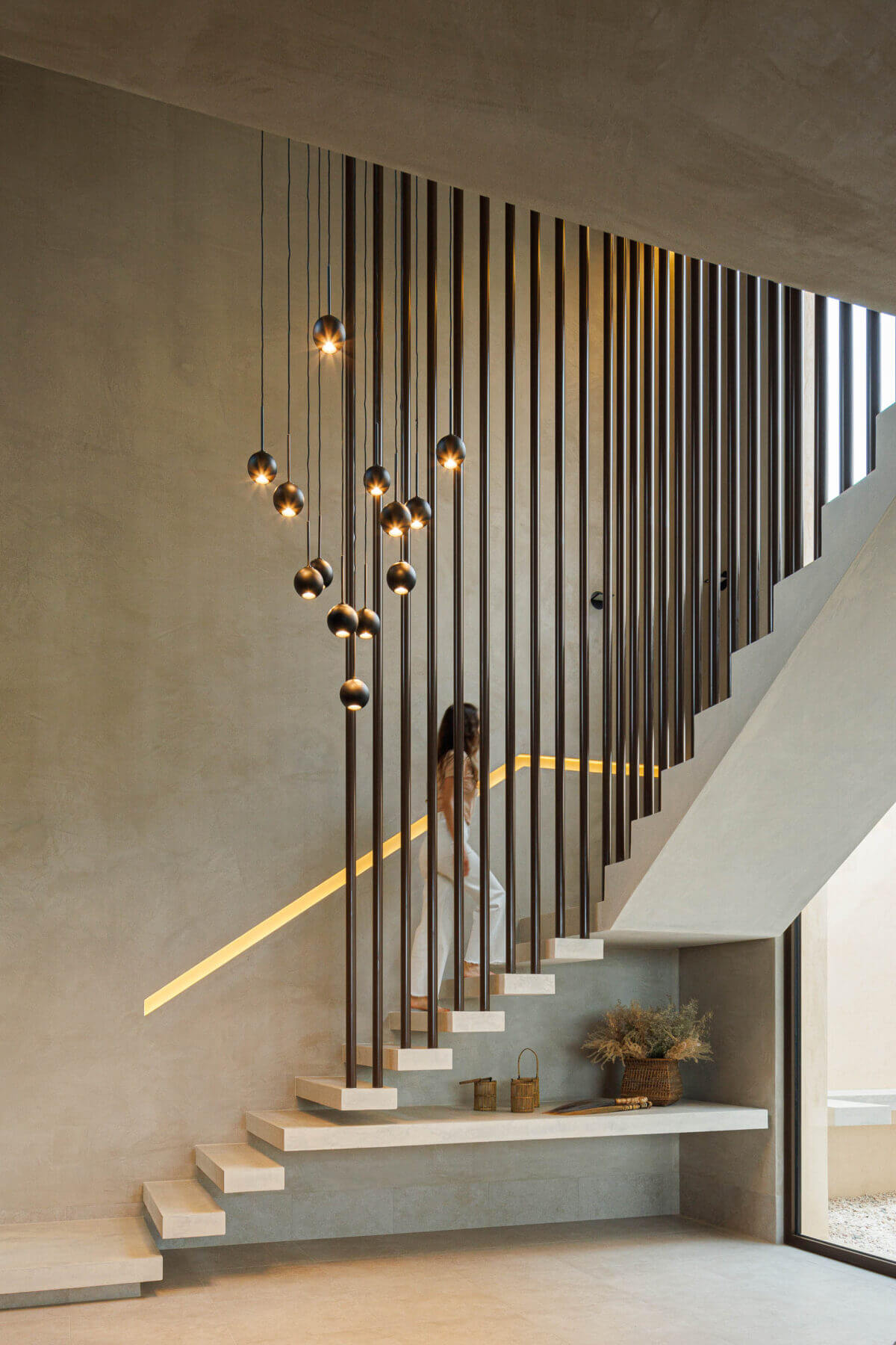 Escada: Escada com degraus flutuantes, candeeiros suspensos e ripas verticais de madeira. — Parada das Estrelas arquitetura Solano Soto Architecture Studio em Óbidos
