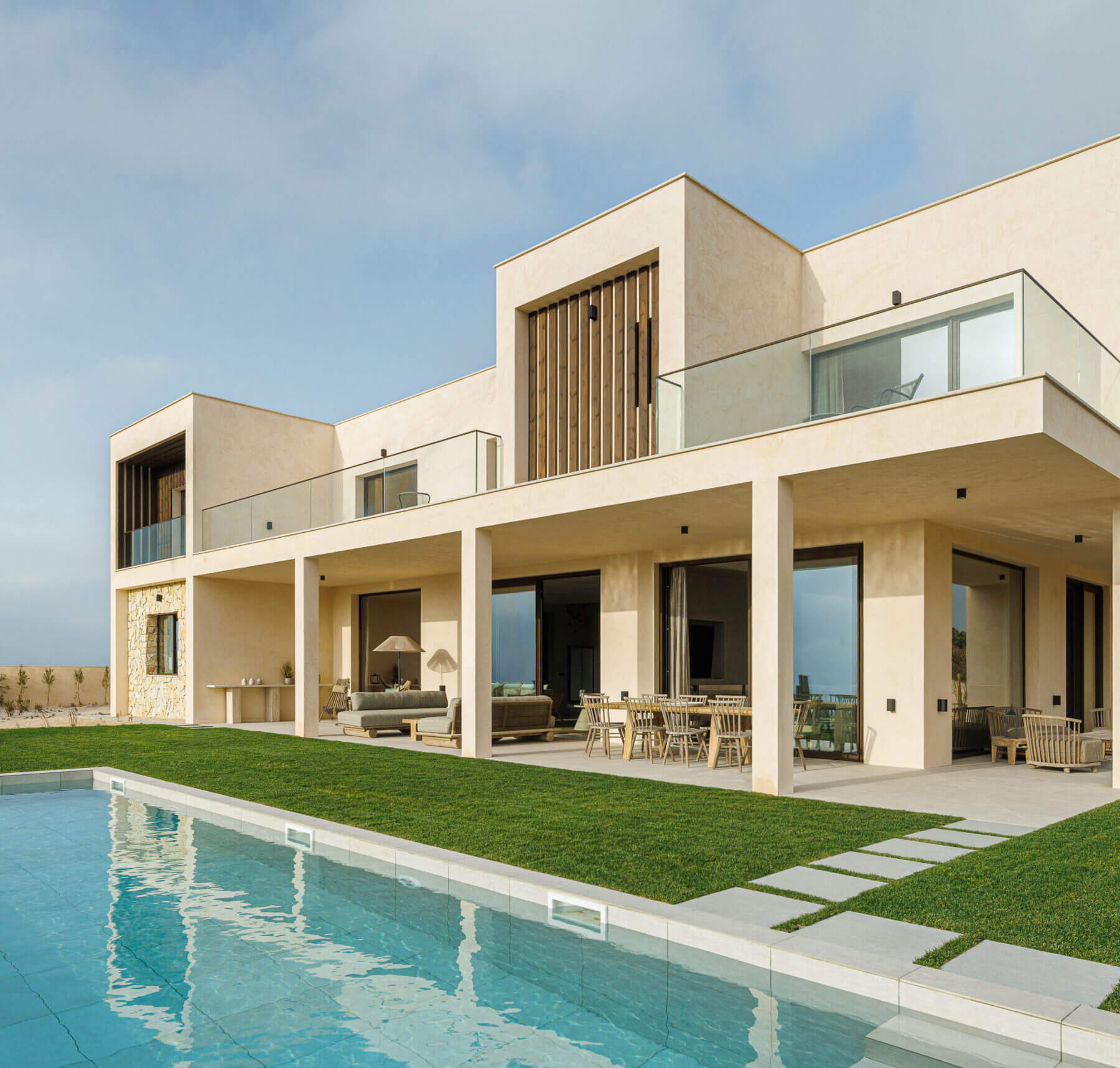Exterior: Fachada posterior com varandas, piscina e relvado. — Parada das Estrelas arquitetura Solano Soto Architecture Studio em Óbidos