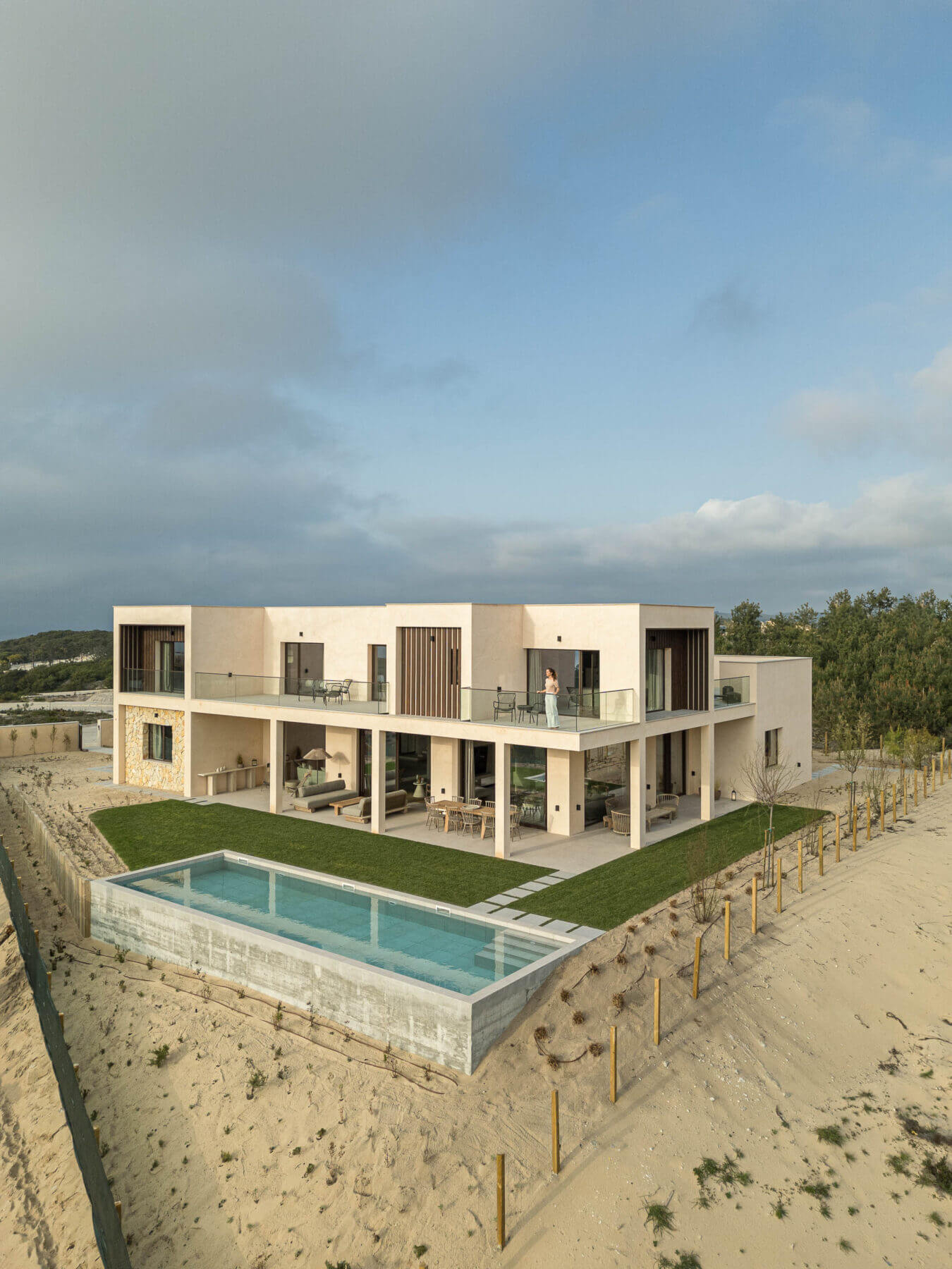 Exterior: Vista aérea da moradia com piscina, relvado e paisagem natural. — Parada das Estrelas arquitetura Solano Soto Architecture Studio em Óbidos