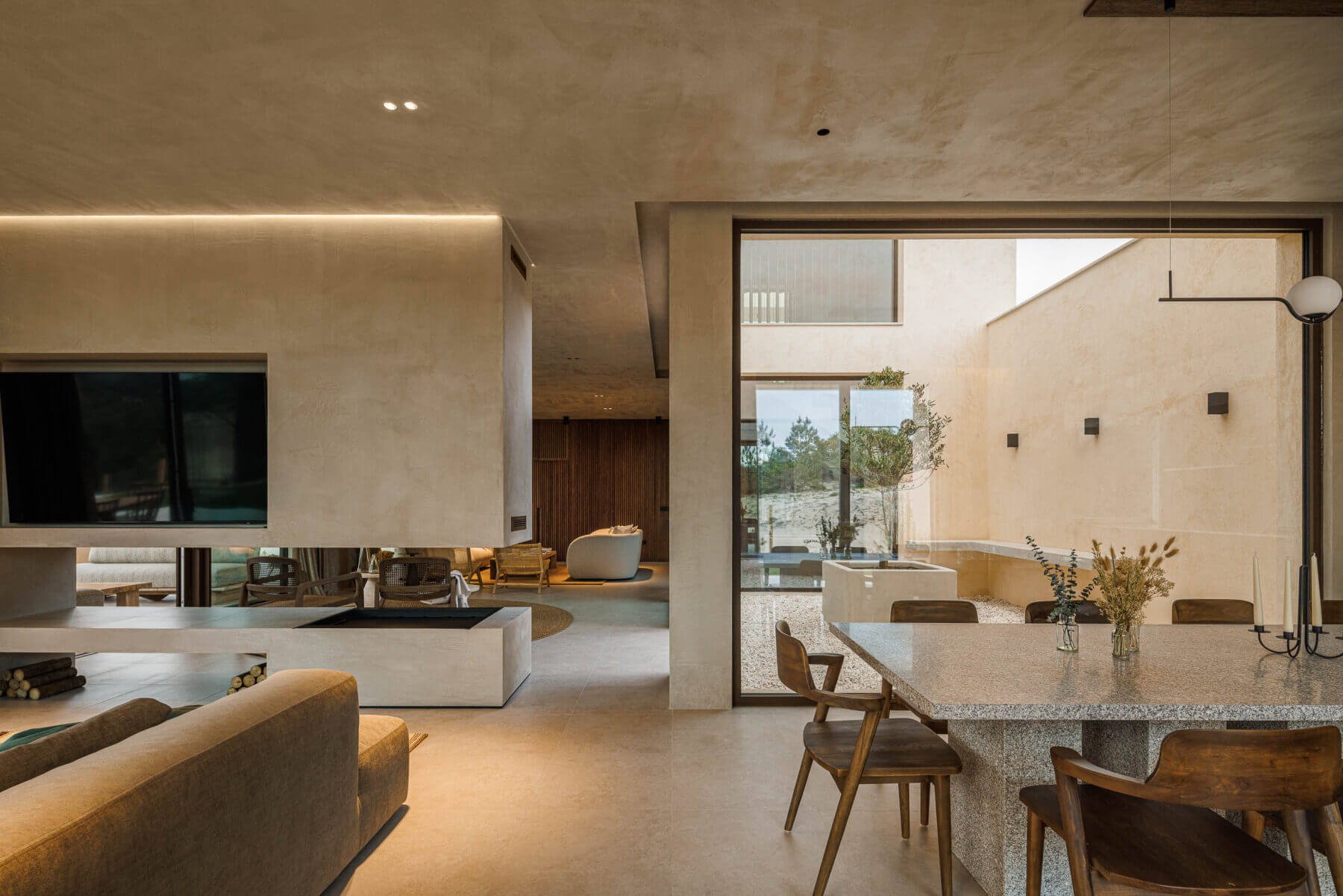 Sala de estar/jantar: Vista da sala de estar para a sala de jantar e cozinha. — Parada das Estrelas arquitetura Solano Soto Architecture Studio em Óbidos