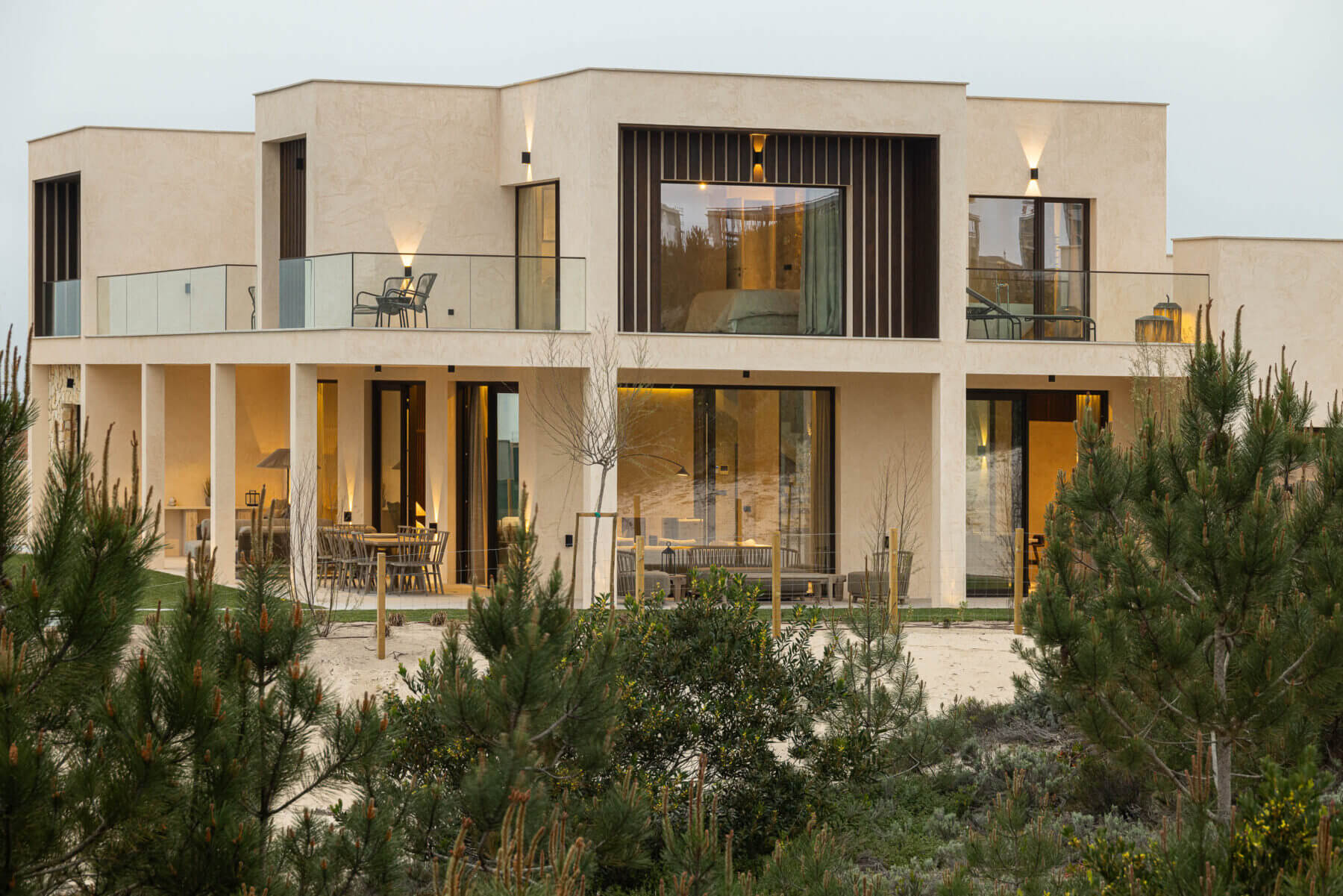 Exterior: Vista da fachada posterior com varandas e vegetação. — Parada das Estrelas arquitetura Solano Soto Architecture Studio em Óbidos