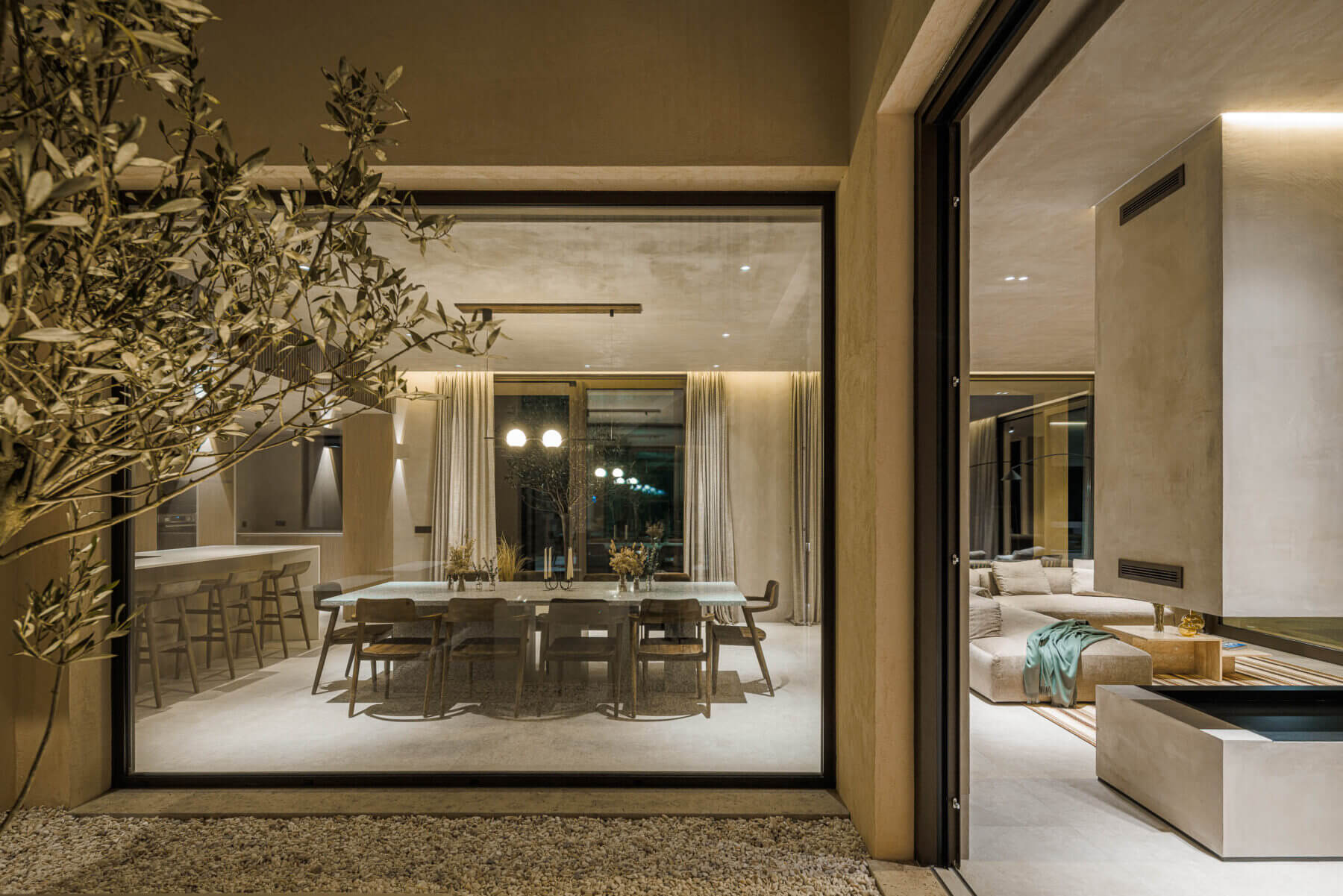 Sala de estar/jantar: Vista da sala de jantar para a cozinha e sala de estar. — Parada das Estrelas arquitetura Solano Soto Architecture Studio em Óbidos