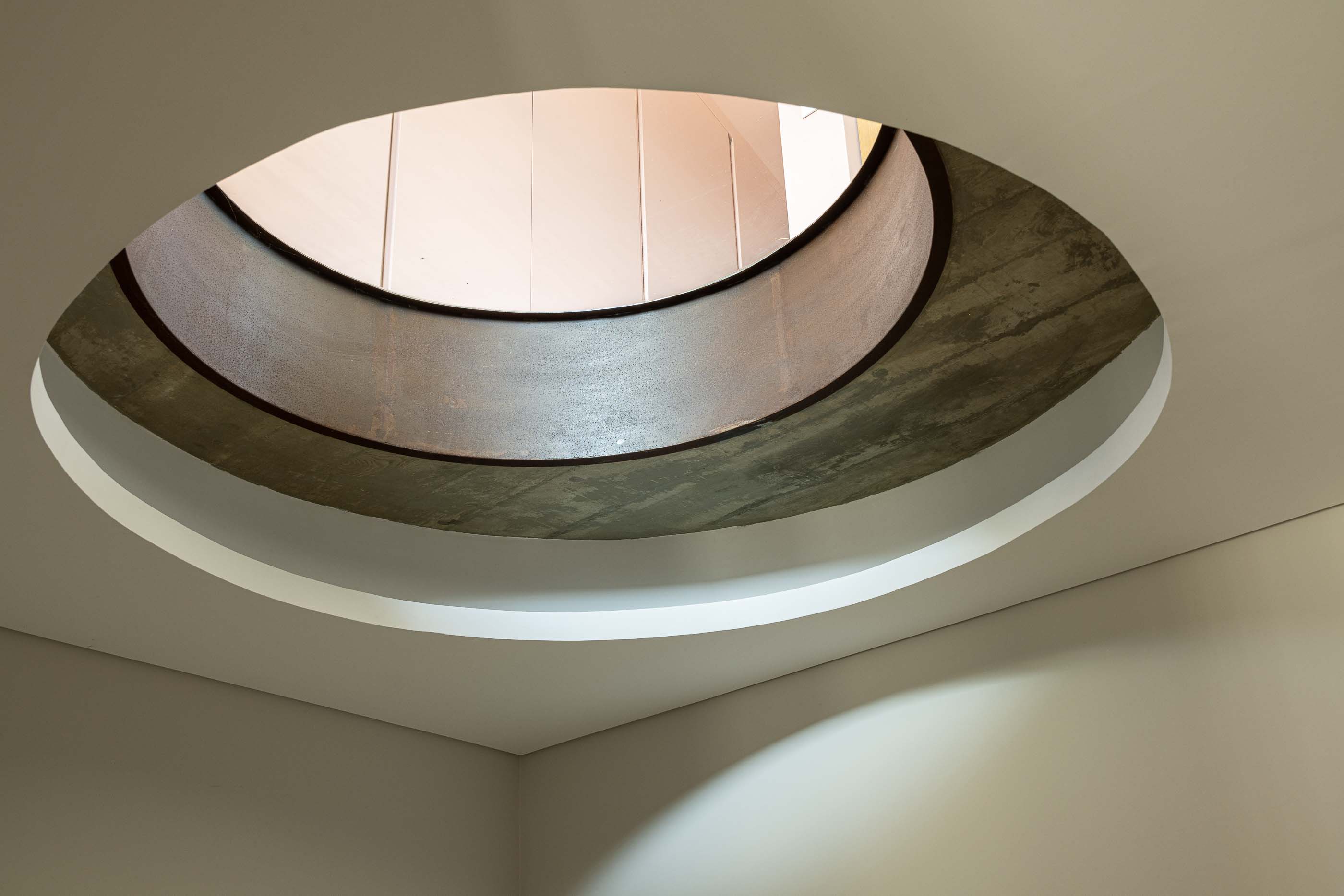 Escadas: Detalhe do tecto com clarabóia circular e paredes brancas. — Casa do Parque IV arquitetura Ricardo Azevedo Arquitecto em Santo Tirso