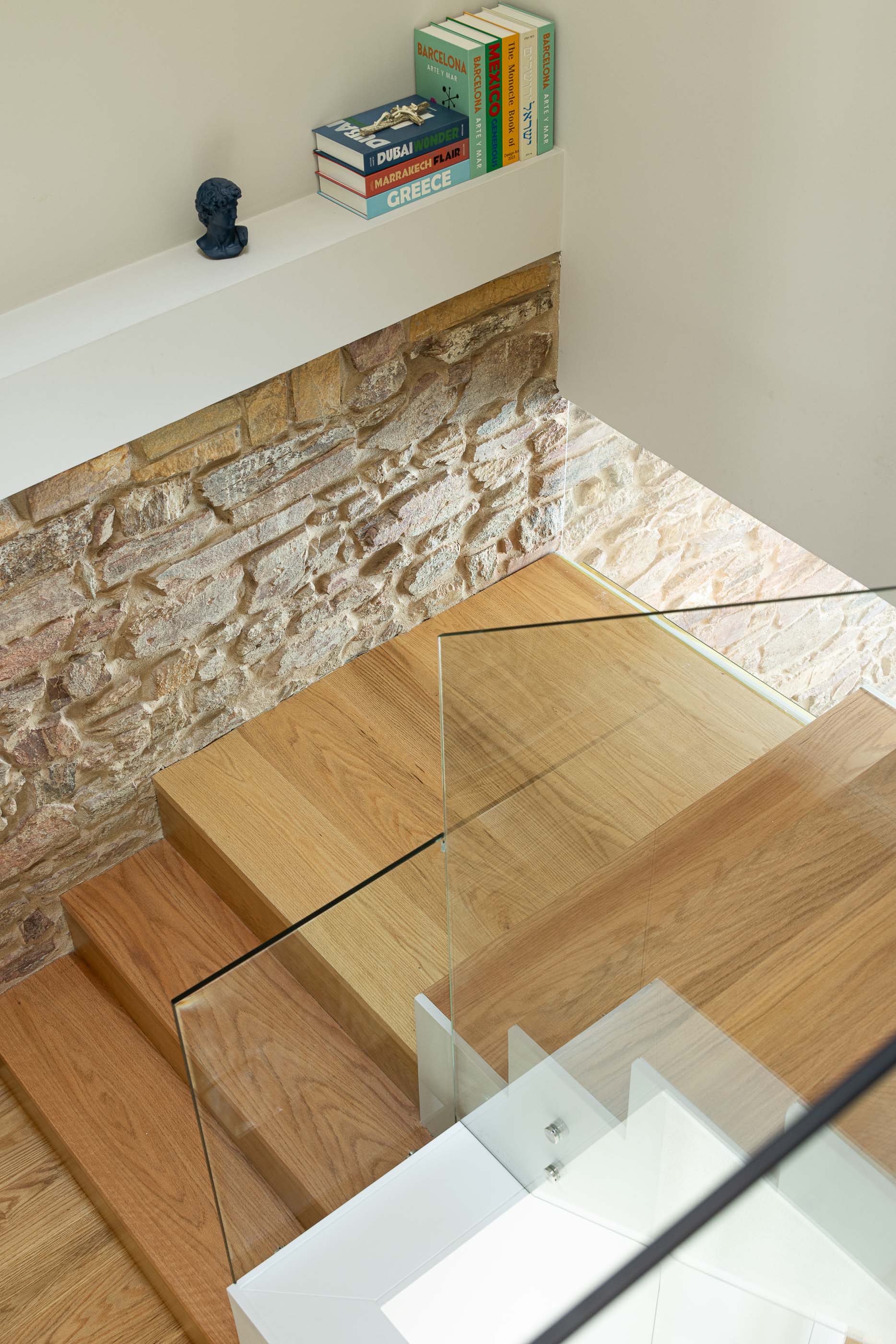 Escadas: Detalhe das escadas em madeira com guarda em vidro e parede em pedra exposta. — Casa do Parque IV arquitetura Ricardo Azevedo Arquitecto em Santo Tirso