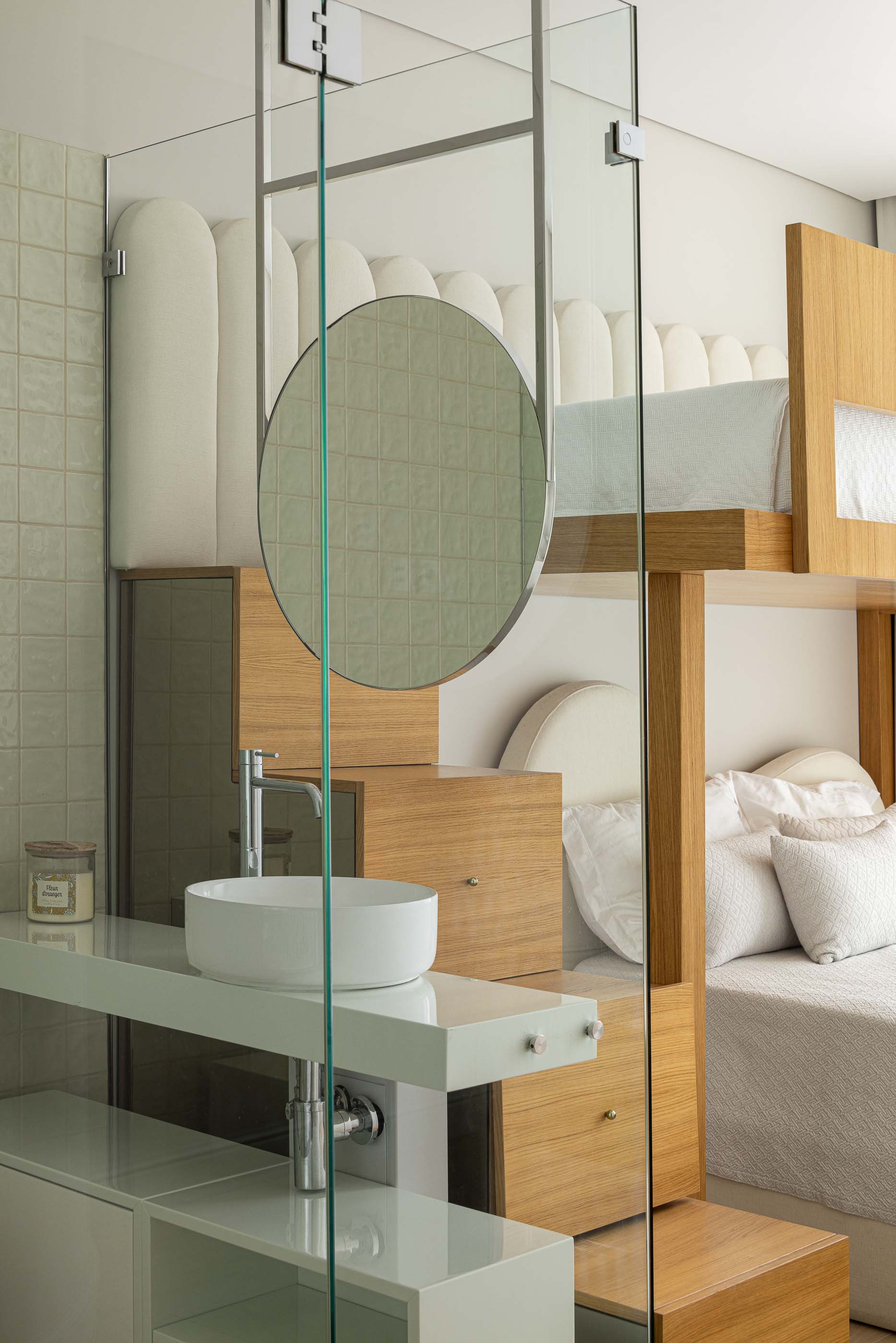 Quarto: Casa de banho integrada no quarto infantil com lavatório branco e revestimento em azulejo verde. — Casa do Parque IV arquitetura Ricardo Azevedo Arquitecto em Santo Tirso