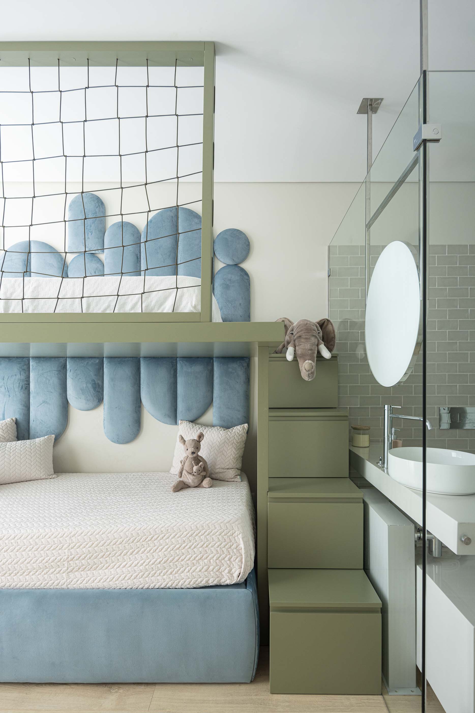 Quarto: Quarto infantil com camas sobrepostas, lavatório branco e detalhes em azul e verde. — Casa do Parque IV arquitetura Ricardo Azevedo Arquitecto em Santo Tirso