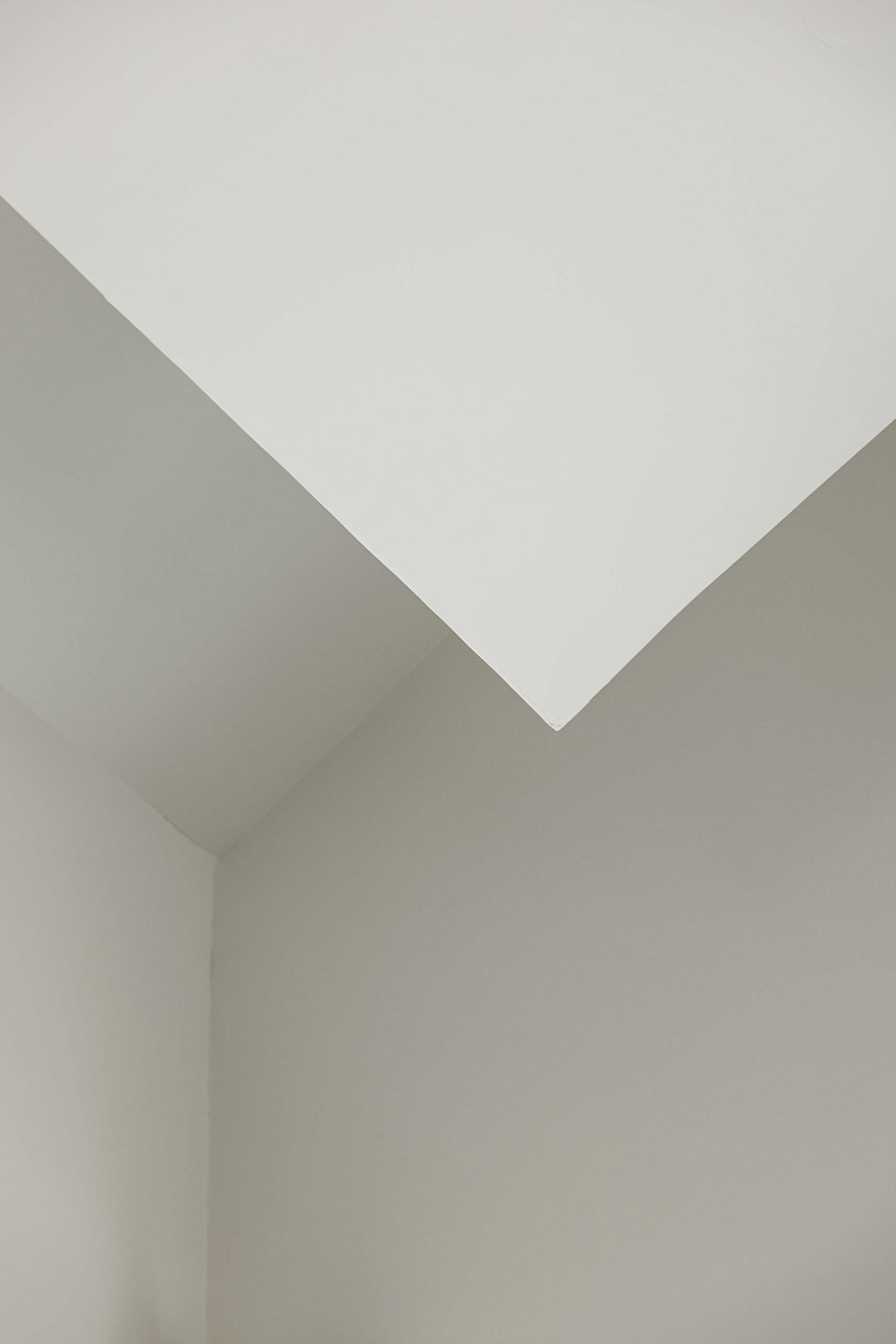 Detalhe arquitetónico: Interseção de planos brancos, com ângulos e sombras. — Reabilitação Urbana do Bairro do Boneco arquitetura Adarq - André David Arquitecto em Entroncamento