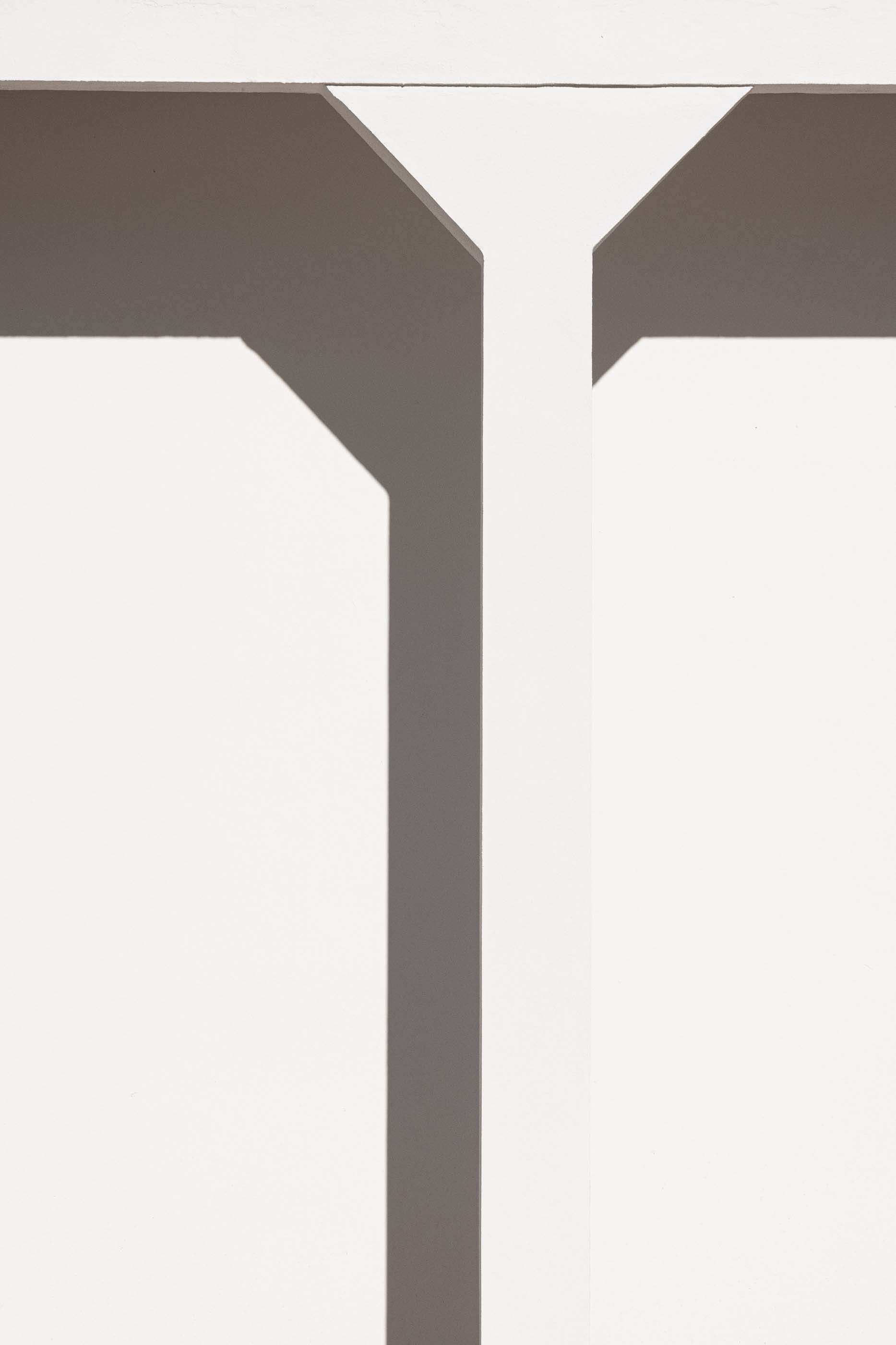 Detalhe arquitetónico: Pilar branco com sombras projetadas. — Reabilitação Urbana do Bairro do Boneco arquitetura Adarq - André David Arquitecto em Entroncamento