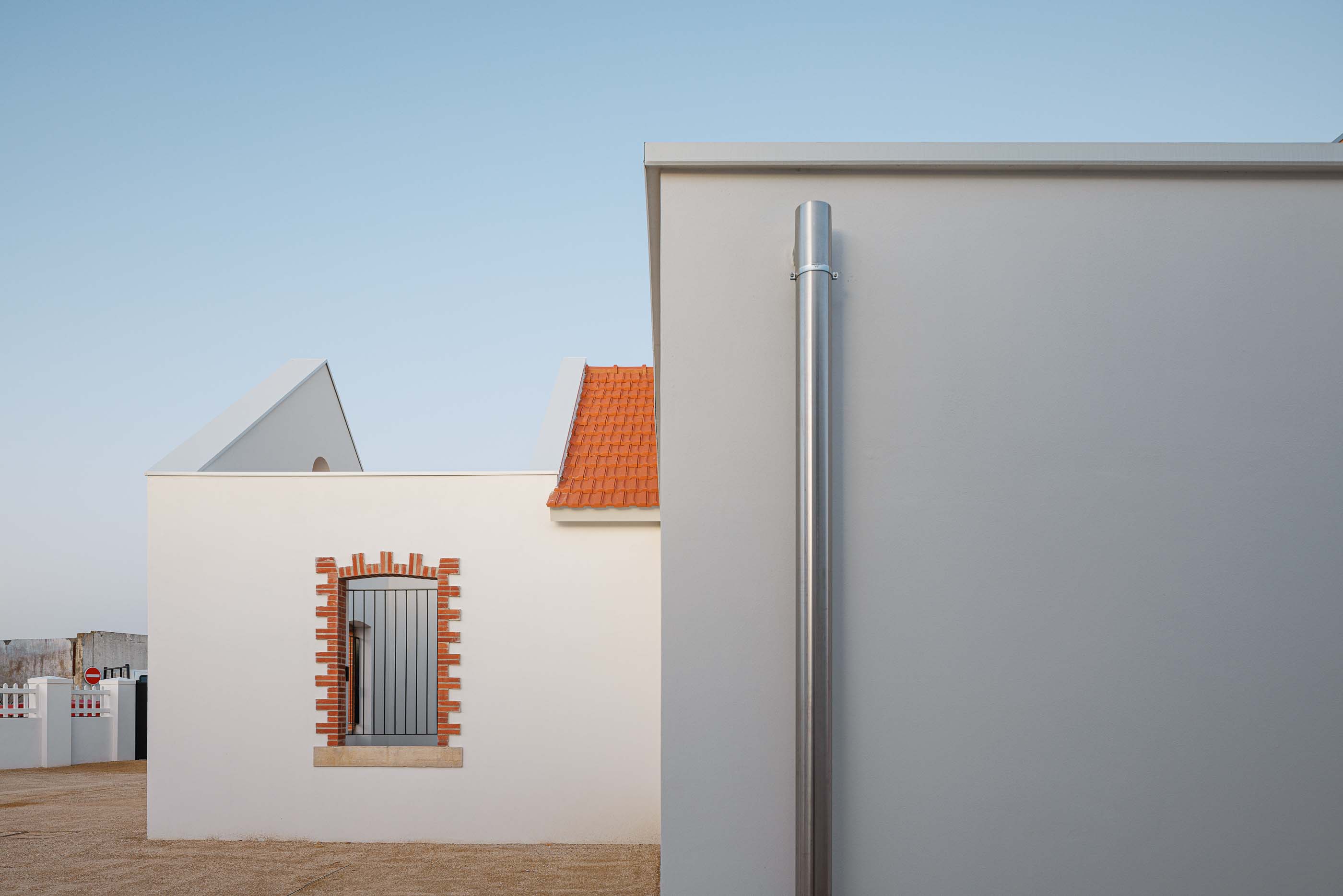 Exterior: Edifícios brancos com telhado cerâmico e detalhes arquitetónicos modernos. — Reabilitação Urbana do Bairro do Boneco arquitetura Adarq - André David Arquitecto em Entroncamento