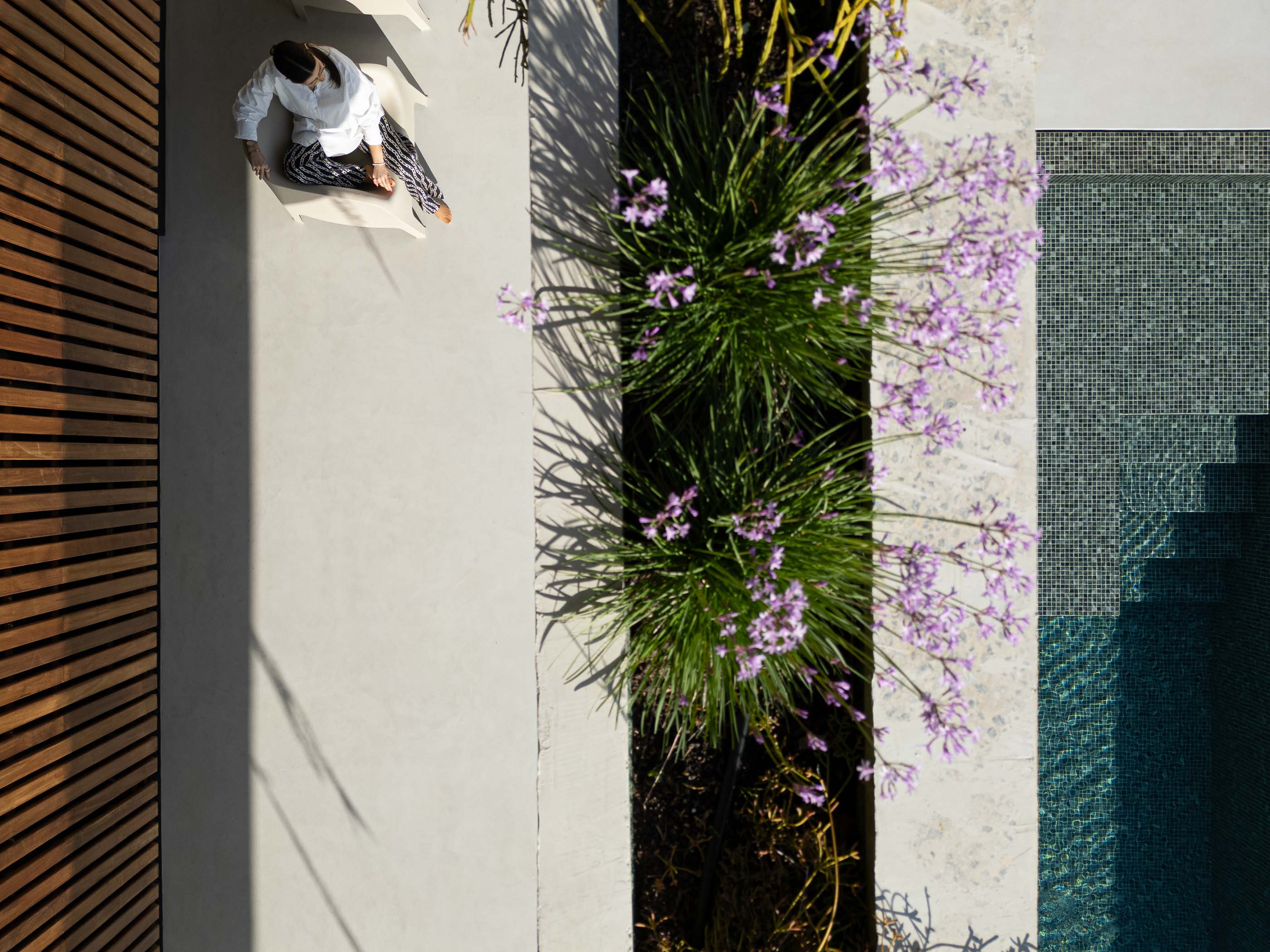 Exterior: Vista superior da piscina, relvado e zona de estar exterior. — Casa M arquitetura silverline em Vila Nova de Gaia