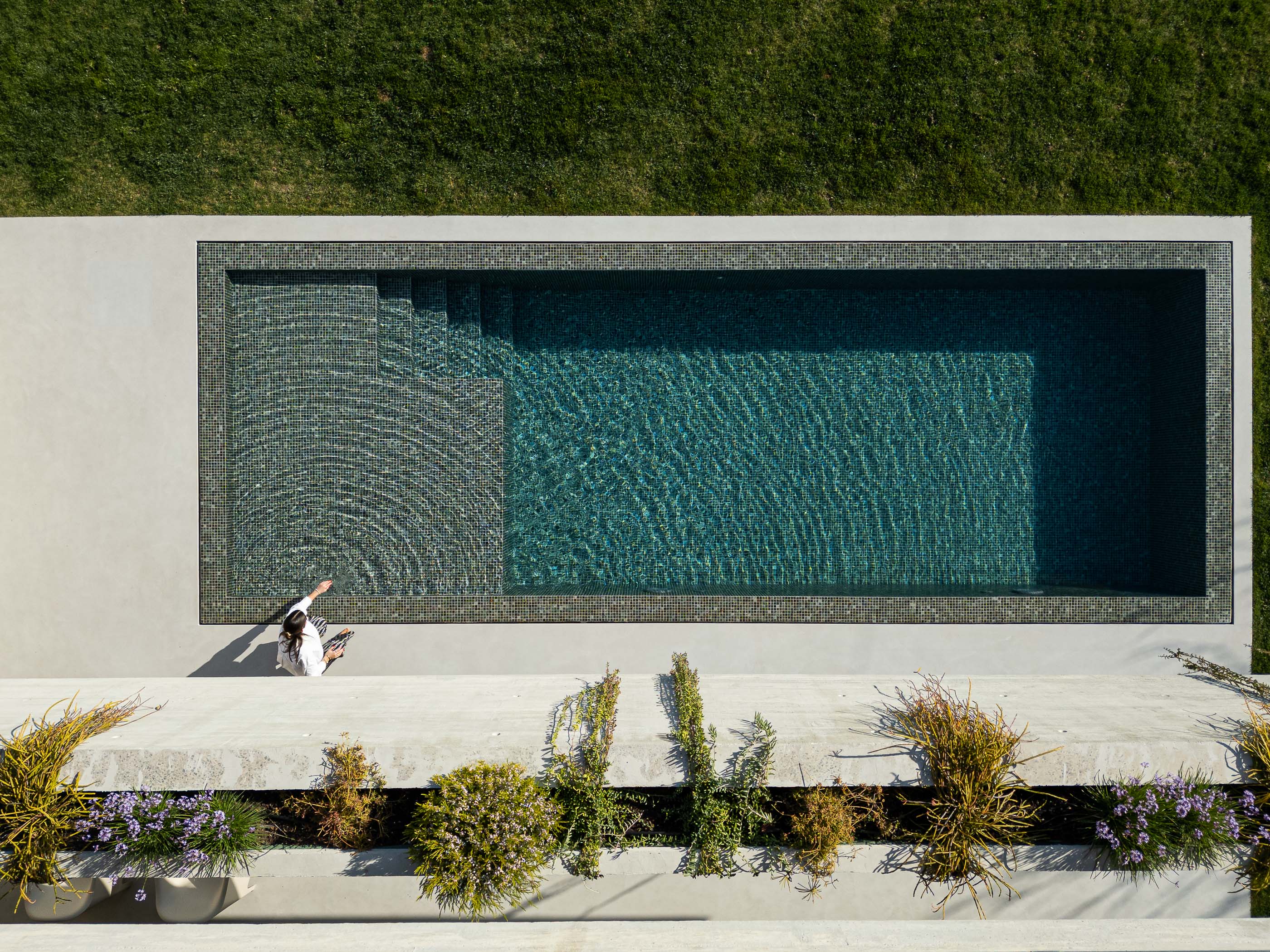 Exterior: Vista superior da piscina retangular com mosaicos. — Casa M arquitetura silverline em Vila Nova de Gaia