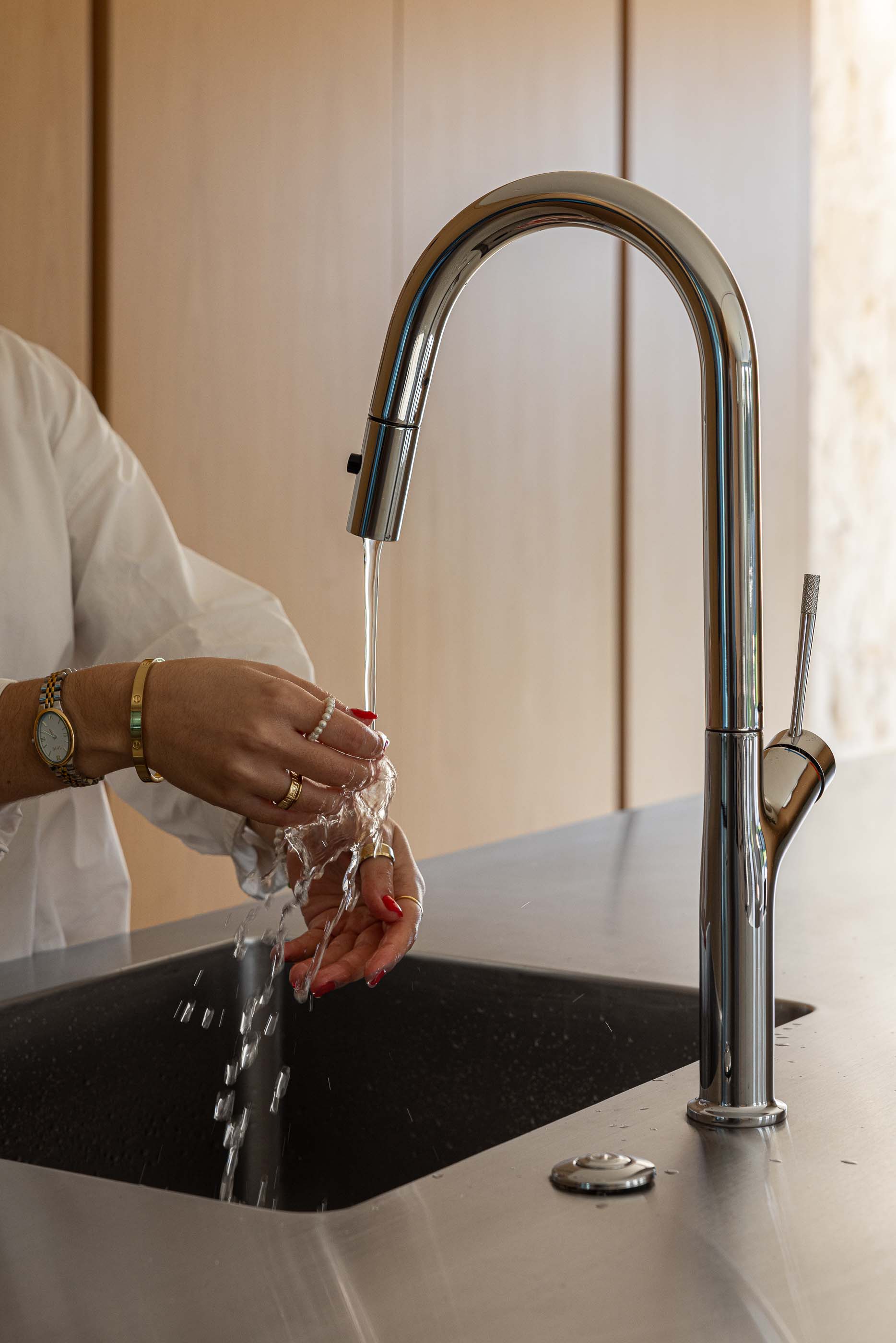 Cozinha: Torneira em inox com água corrente. — Casa M arquitetura silverline em Vila Nova de Gaia