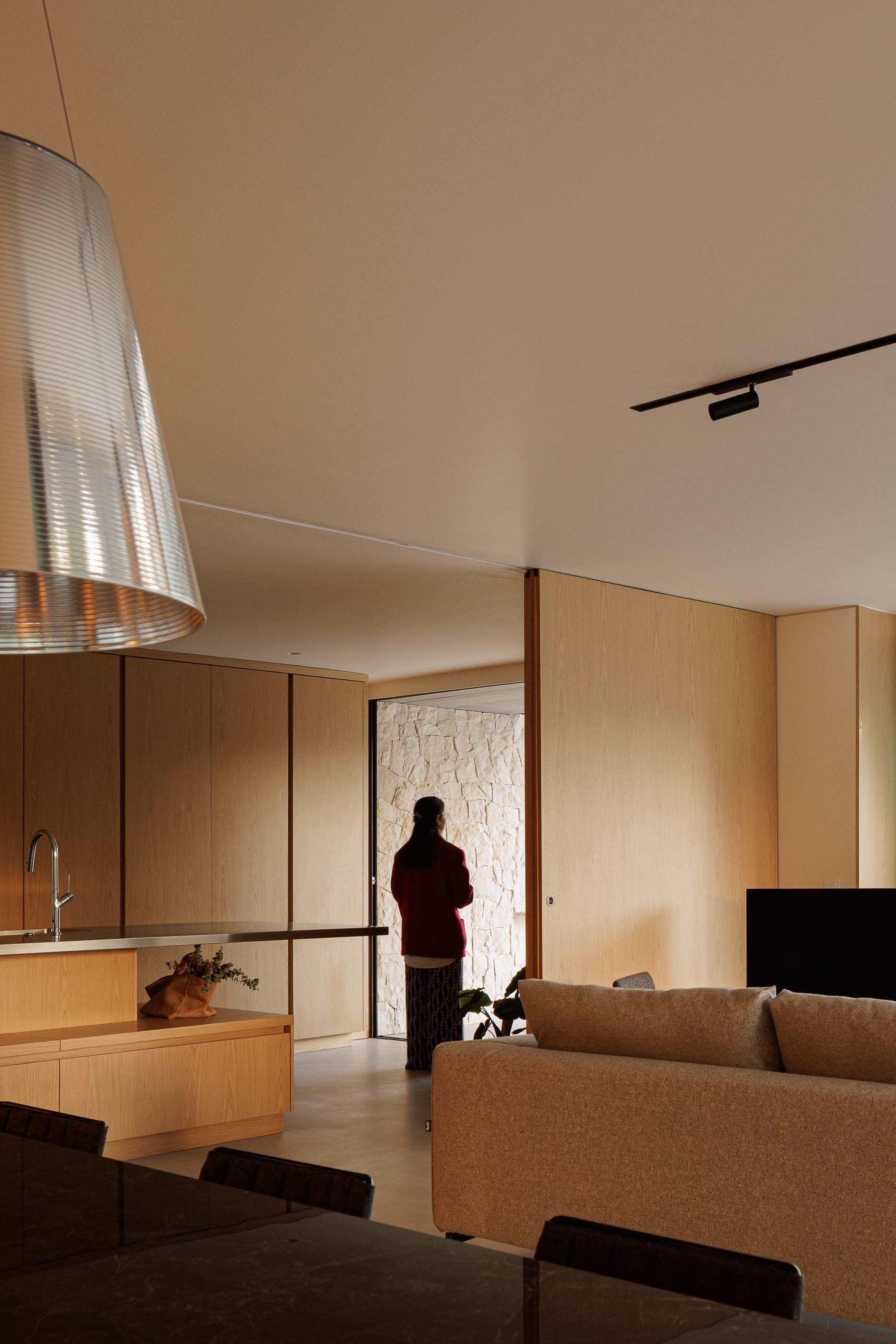 Sala de estar: Vista da cozinha para a sala de estar. — Casa M arquitetura silverline em Vila Nova de Gaia