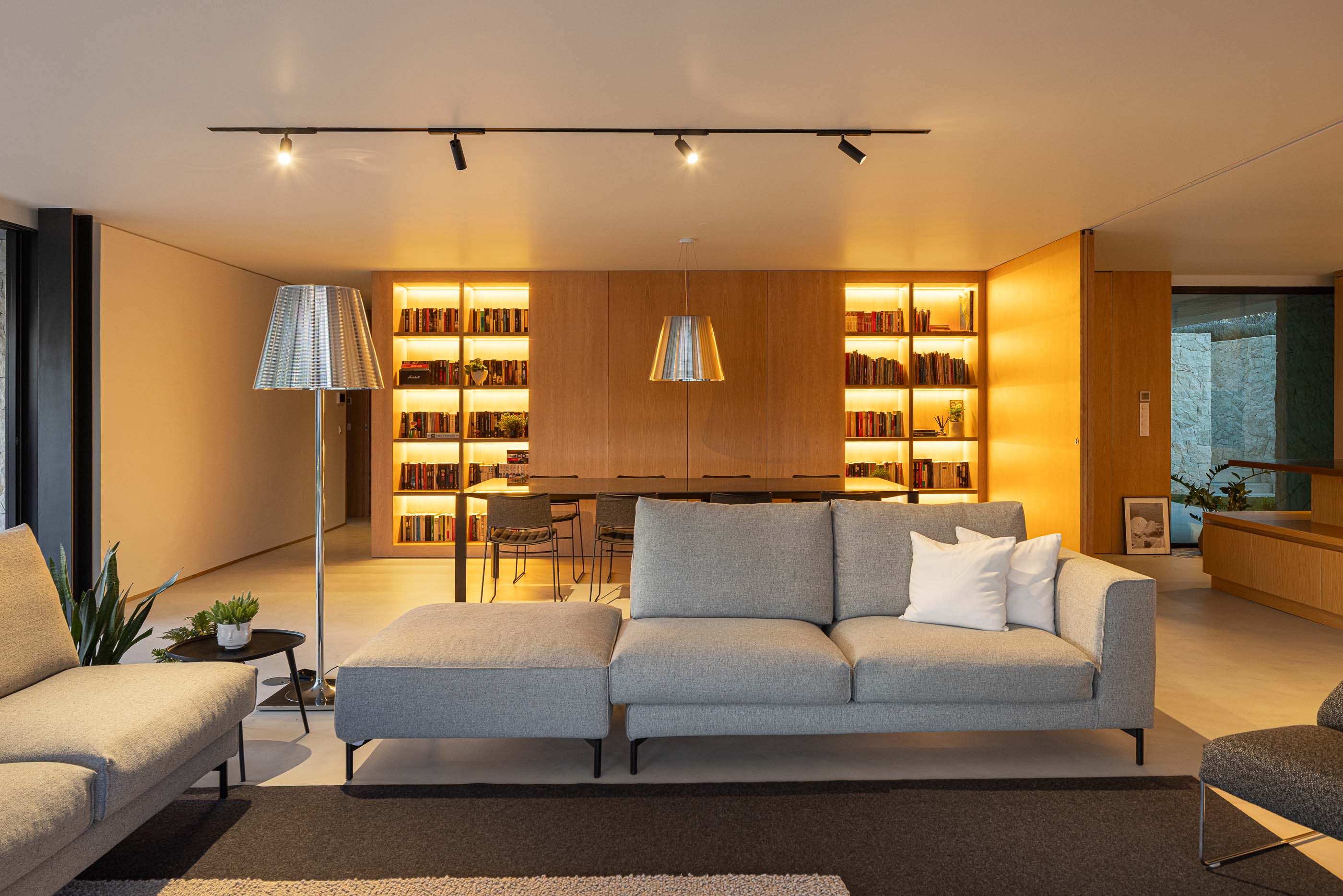 Exterior: Detalhe da fachada de betão aparente e madeira. — Casa M arquitetura silverline em Vila Nova de Gaia