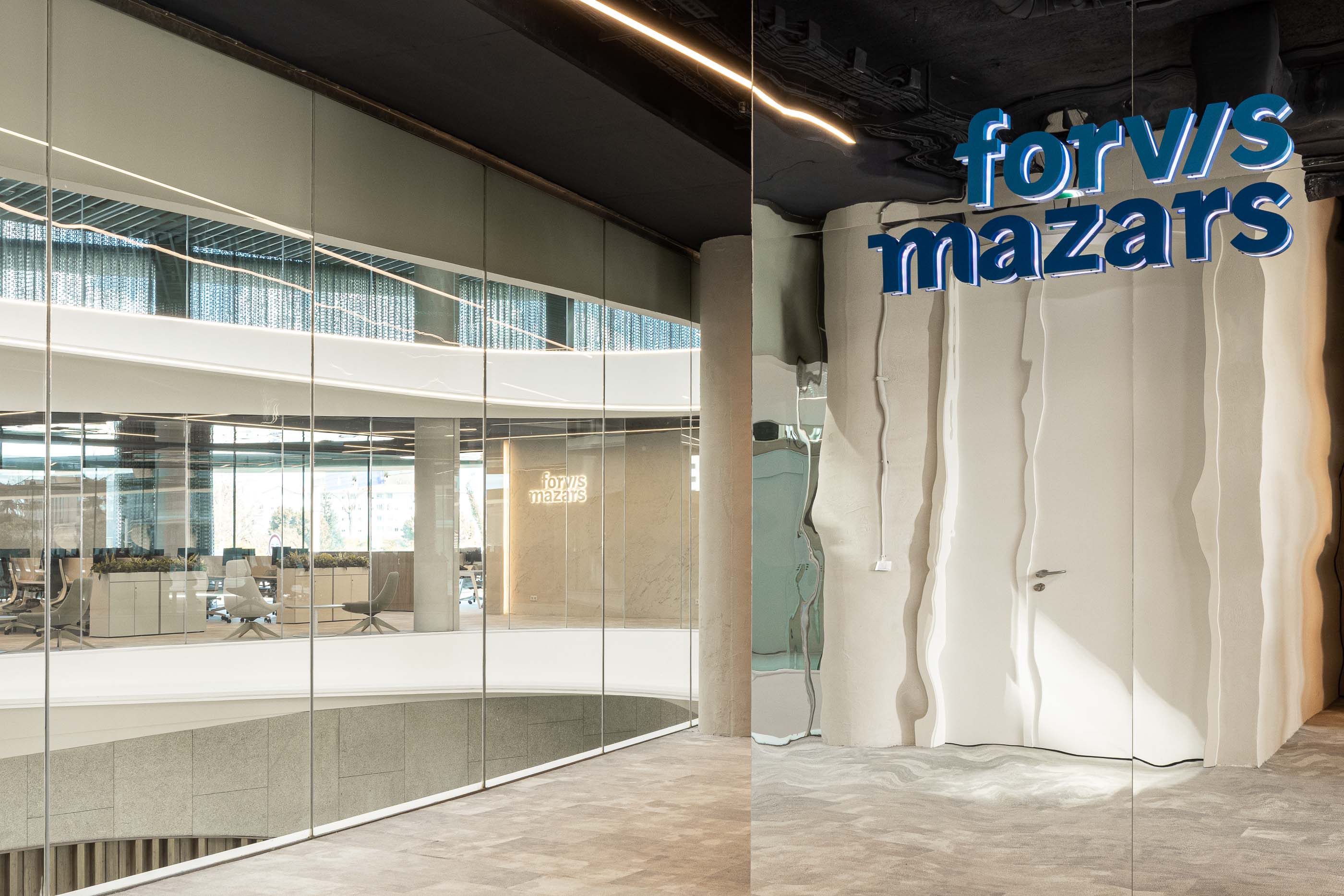 Recepção e Escritório: Vista do átrio com divisórias de vidro, alcatifa cinzenta e logótipo iluminado. — Oporto MAZARS offices arquitetura GRAU.ZERO Arquitectura em Porto